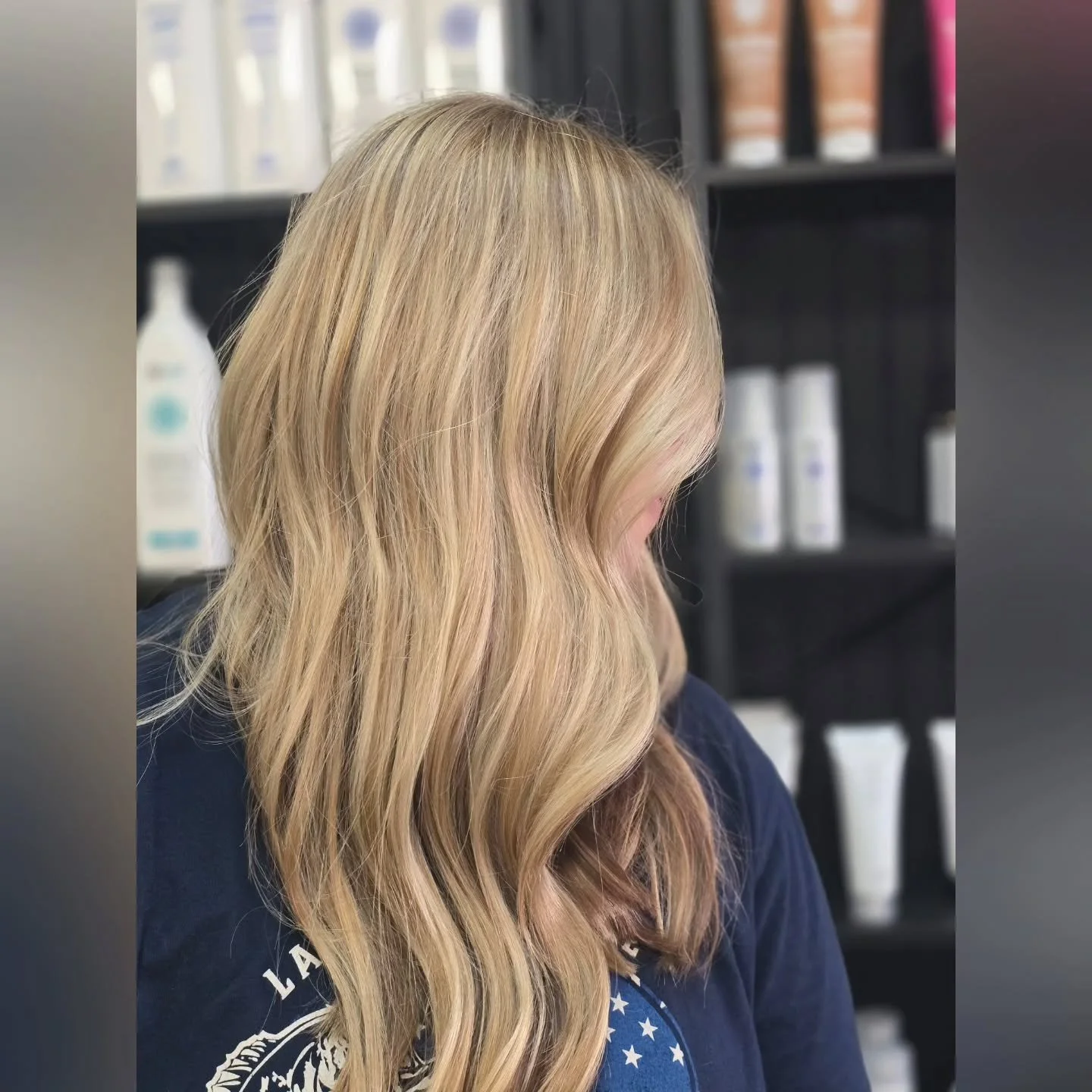 Low-maintenance blonde, high-impact results ✨
Dimensional blonding designed to grow out soft + seamless&mdash;because your hair should work with your lifestyle, not against it.
📍Arvada, CO
🔗 Book online 24/7