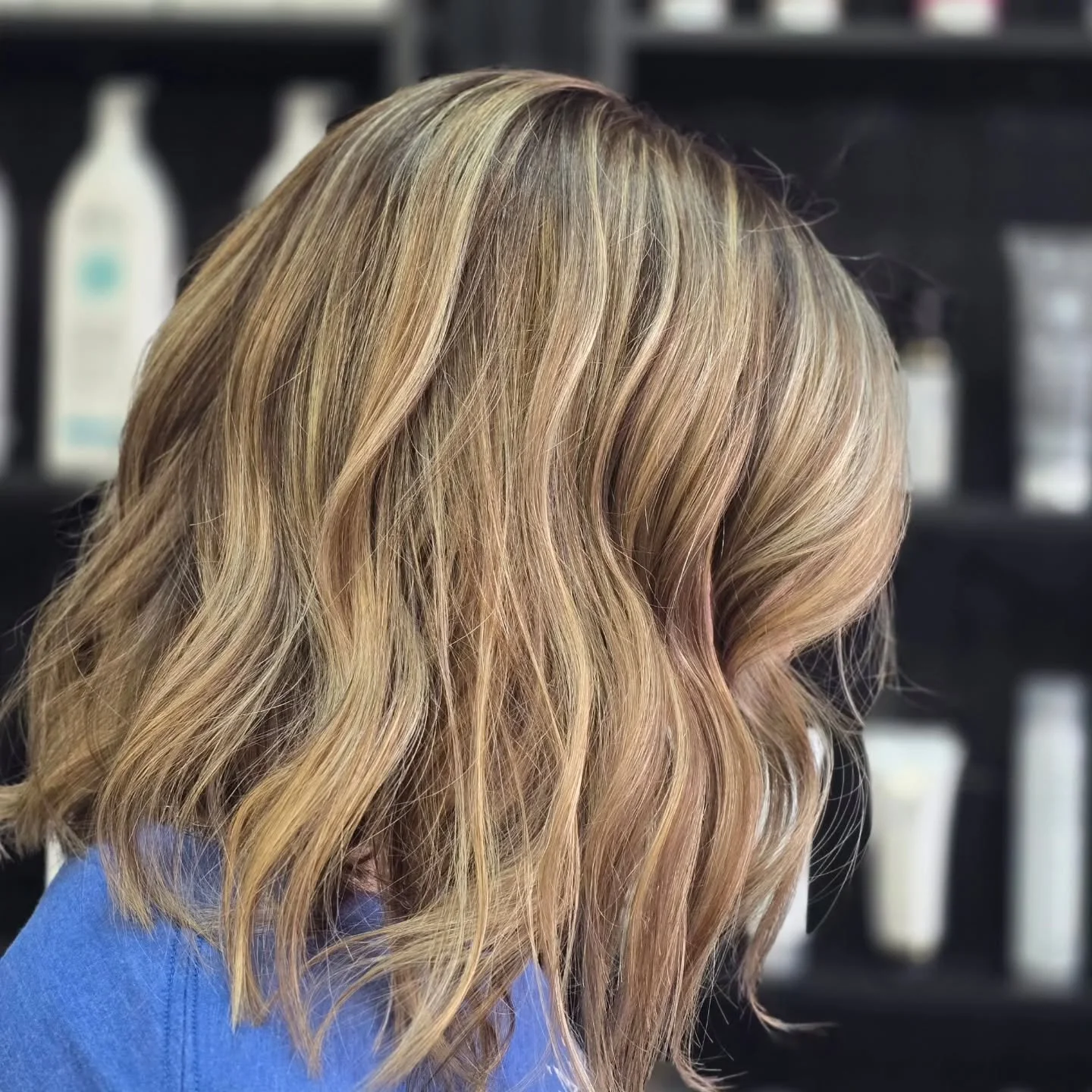 Soft, lived-in blonde with seamless dimension 🤍
This is your sign that low-maintenance color can still feel fresh, bright, and so blended.
Perfect for anyone who wants that effortless grow-out, natural depth at the root, and pops of brightness exact