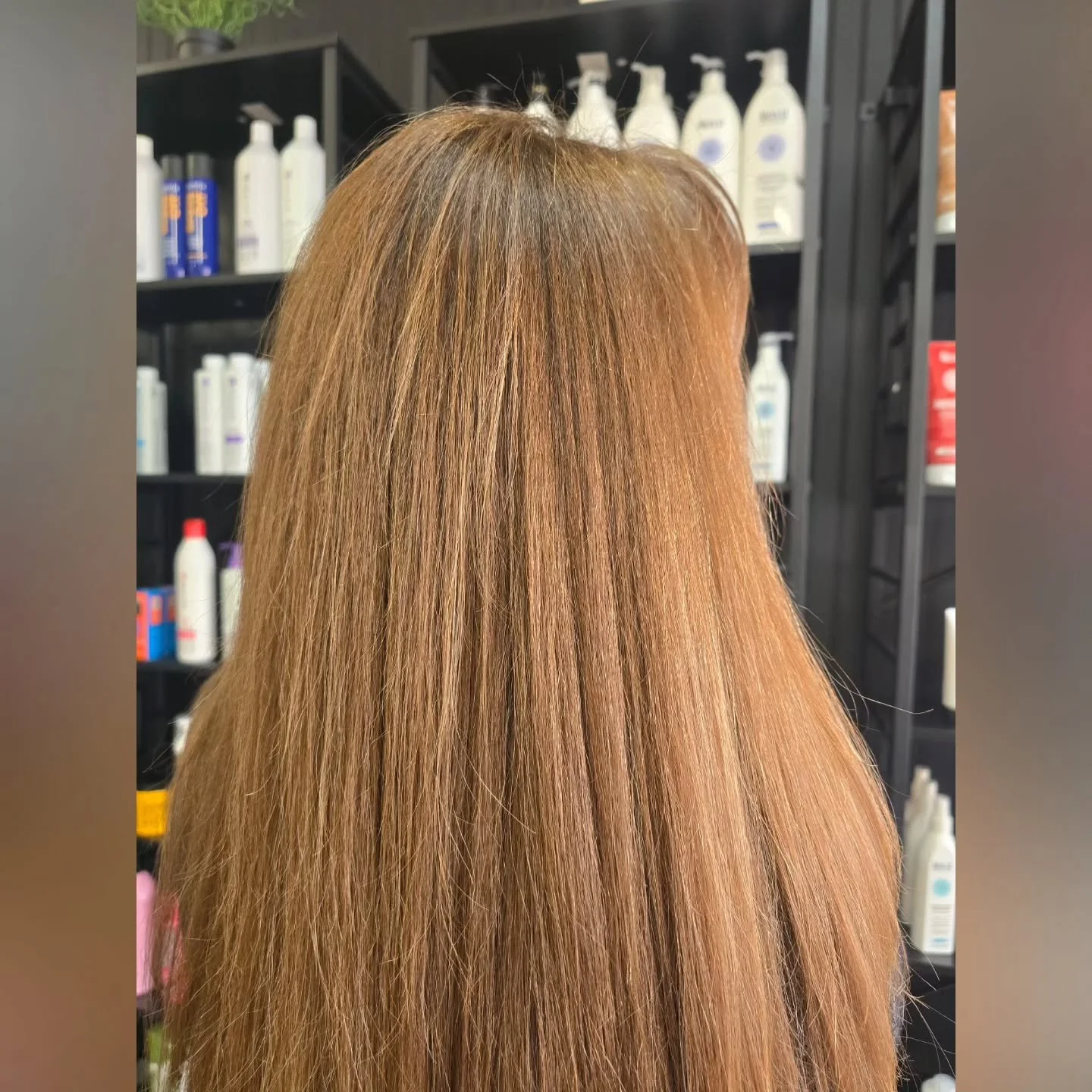 ✨ Soft dimension, seamless blending, and a healthy shine never go out of style.
This look was all about enhancing her natural color with subtle ribbons of brightness for a low-maintenance result that grows out beautifully. Sometimes the most impactfu