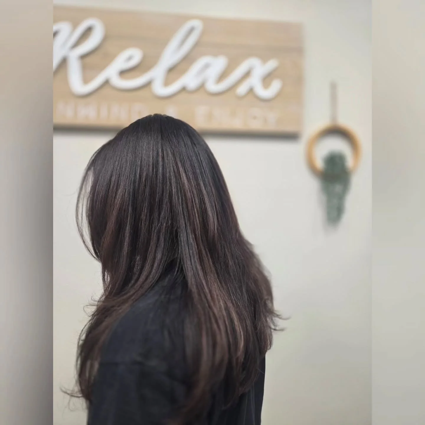 Rich brunette, but never flat. 🤎
We refreshed her color with Aloxxi Luminexx for beautiful depth, dimension, and that gorgeous healthy-looking shine. I love a brunette that still has movement and softness when the light hits it.
If you&rsquo;re look