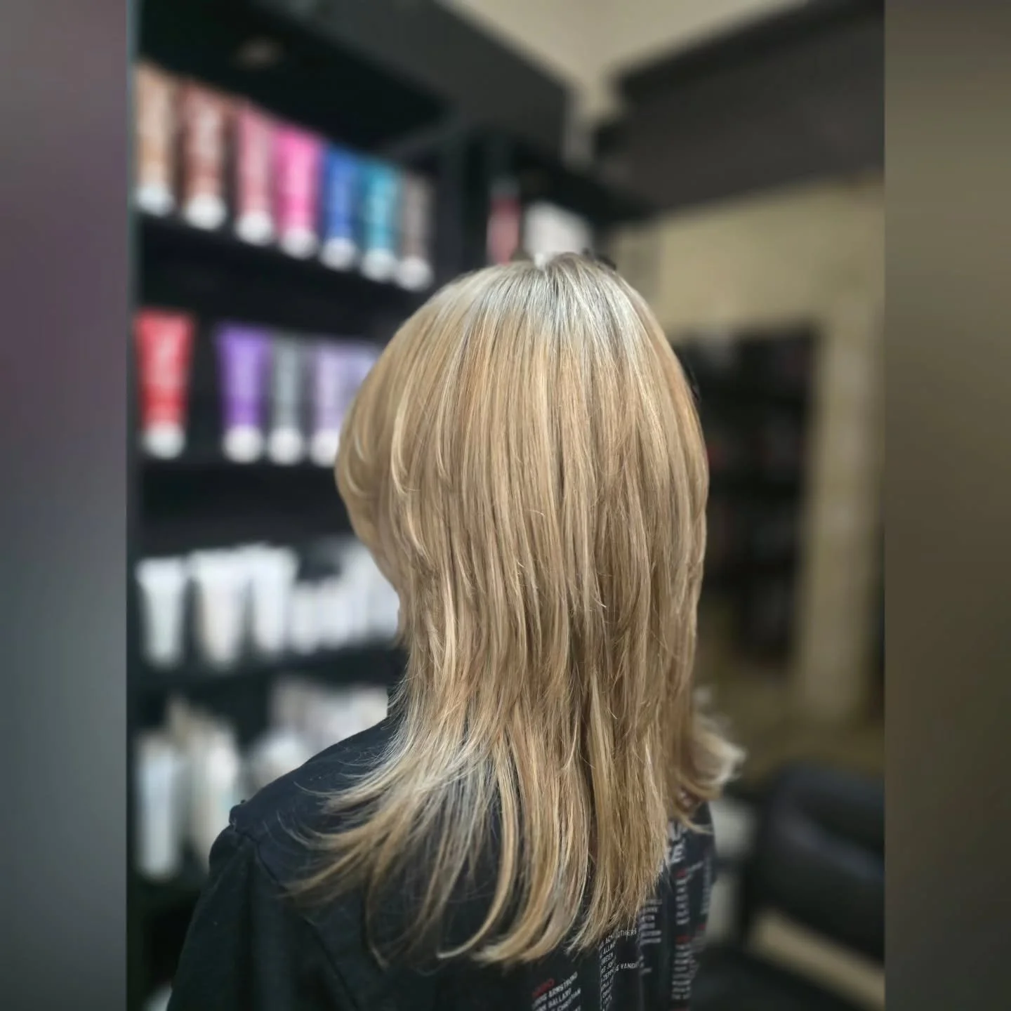 A little softer, a little richer, and perfect for the cooler months. 🍂✨
We added highlights and lowlights to create beautiful dimension, transitioning her summer blonde into a softer, more natural winter blonde.
Blonde doesn't always have to be brig