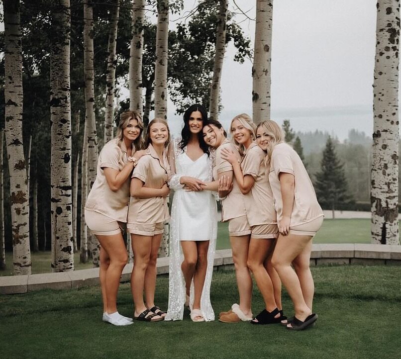 I love when brides share their wedding images with me 🥹 

Look how stunning these ladies are!! 

Brides if you want to share your wedding images with me and haven&rsquo;t yet, I would love to see them. 

Photographer @lindsaynickelphoto 
Venus @hill