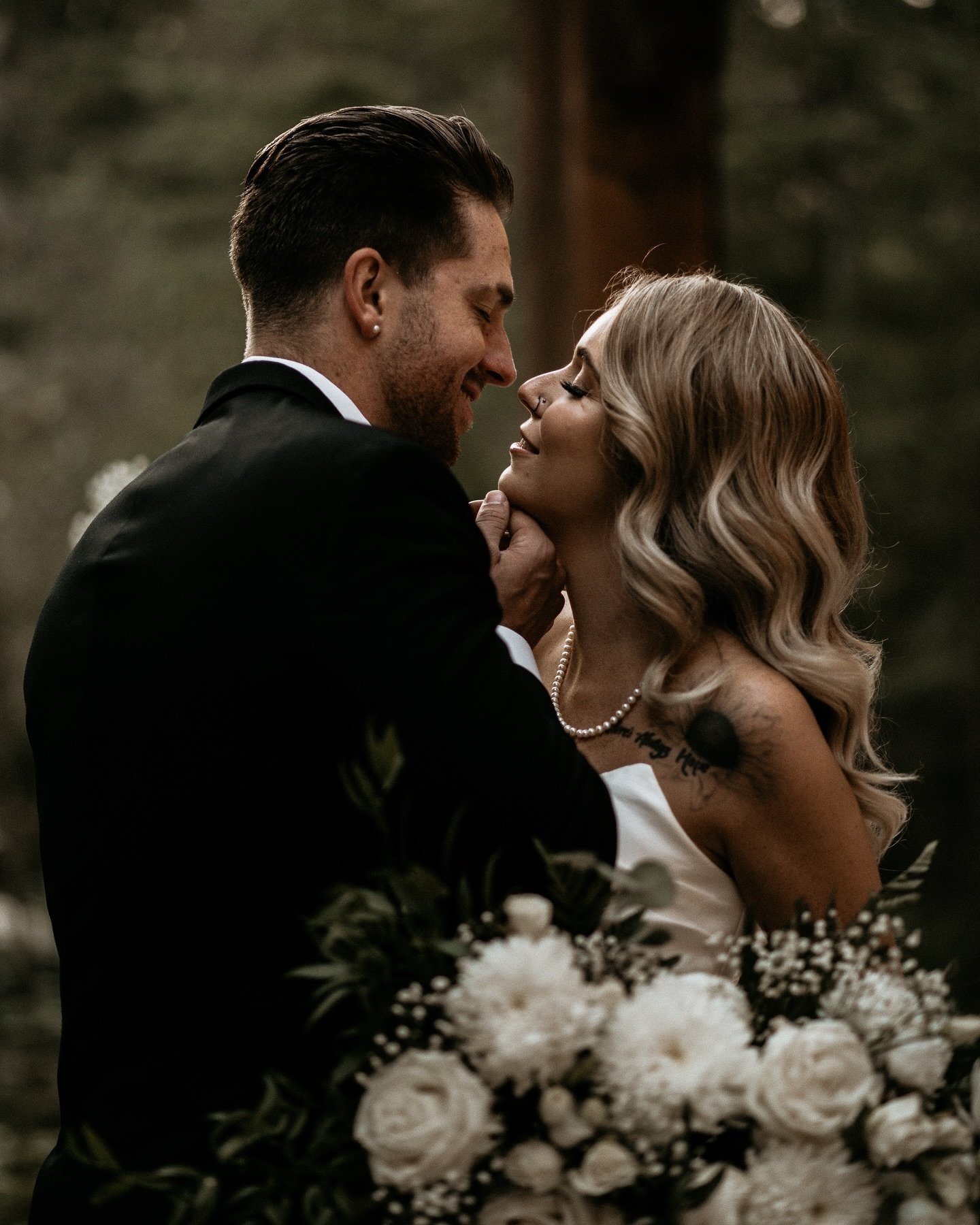 Happy Friday 🤍

//

#danielleaichelleartistry #danielleaichellephotography #albertaweddingphotographer #albertaweddinghairstylist #bridalstylist #weddinghair #softwaves #glamwaves #weddinginspiration #weddinghairinspo
