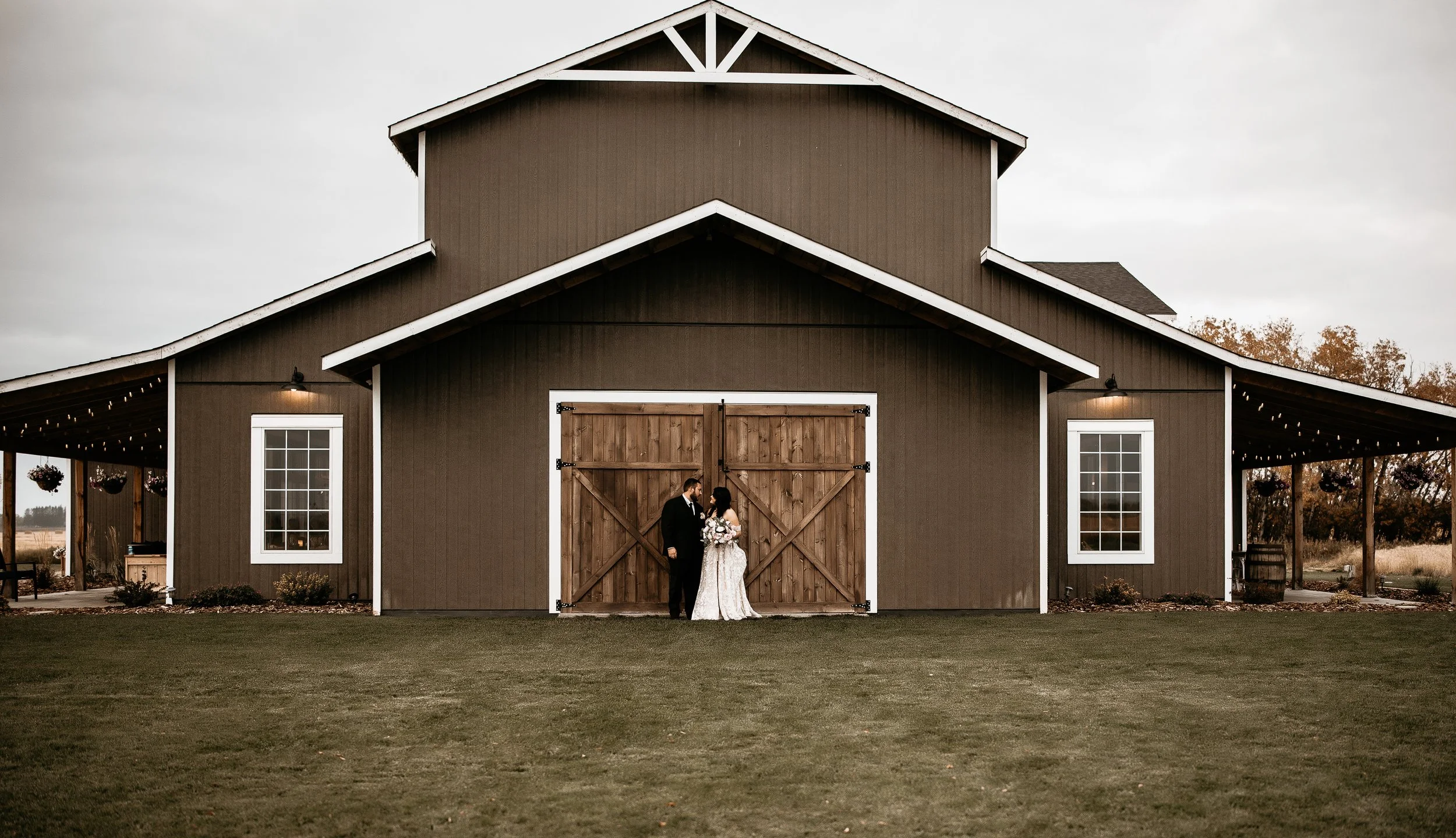 Logan & Mike’s Elegant Spring Wedding at River Valley Wedding Venue