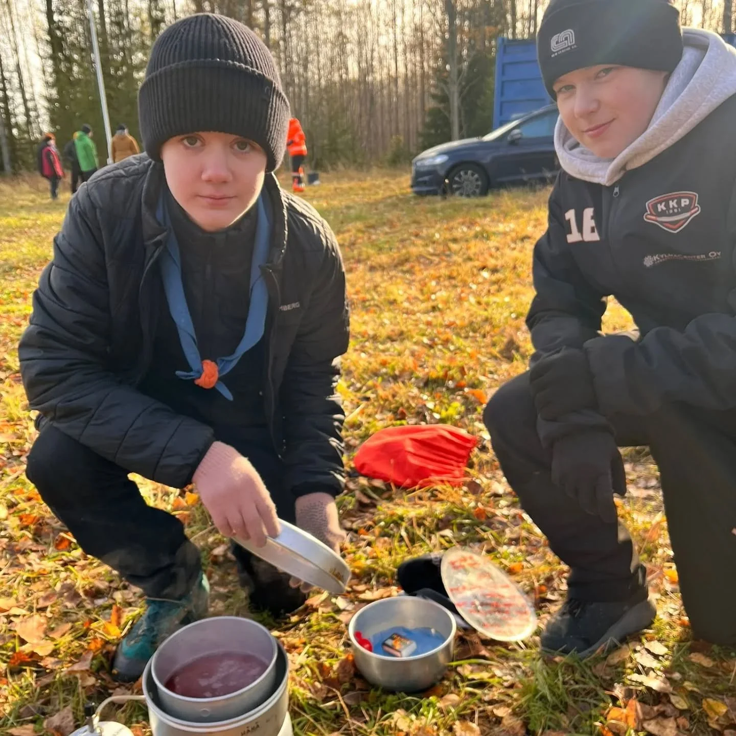 Viime sunnuntaina vietettiin Waahtera 25 -syysretke&auml;, joka piti sis&auml;ll&auml;&auml;n maastopeli&auml;, syksyisi&auml; luonnon v&auml;rej&auml;, lipunnostoa, iloisia ilmeit&auml;, pelastusk&ouml;yden heittoa, makkaranpaistoa, auringonpaistett