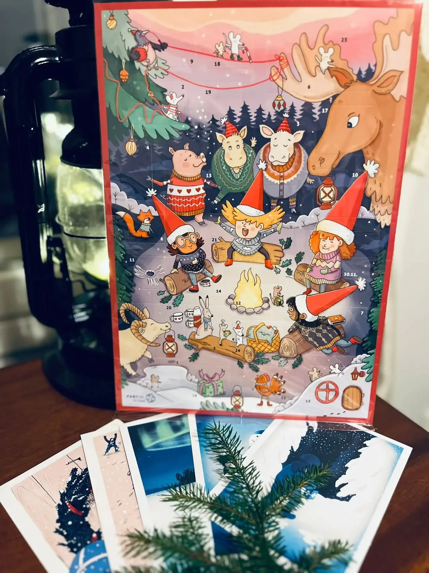 Partiolaisten adventtikalenterit ovat myynniss&auml; nyt! Ostamalla perinteisen adventtikalenterin, tuet paikallisen lippukunnan, H&auml;meenkyr&ouml;n H&auml;ll&auml;py&ouml;rien toimintaa. Varainkeruulla mahdollistamme lasten ja nuorten viikkotoimi