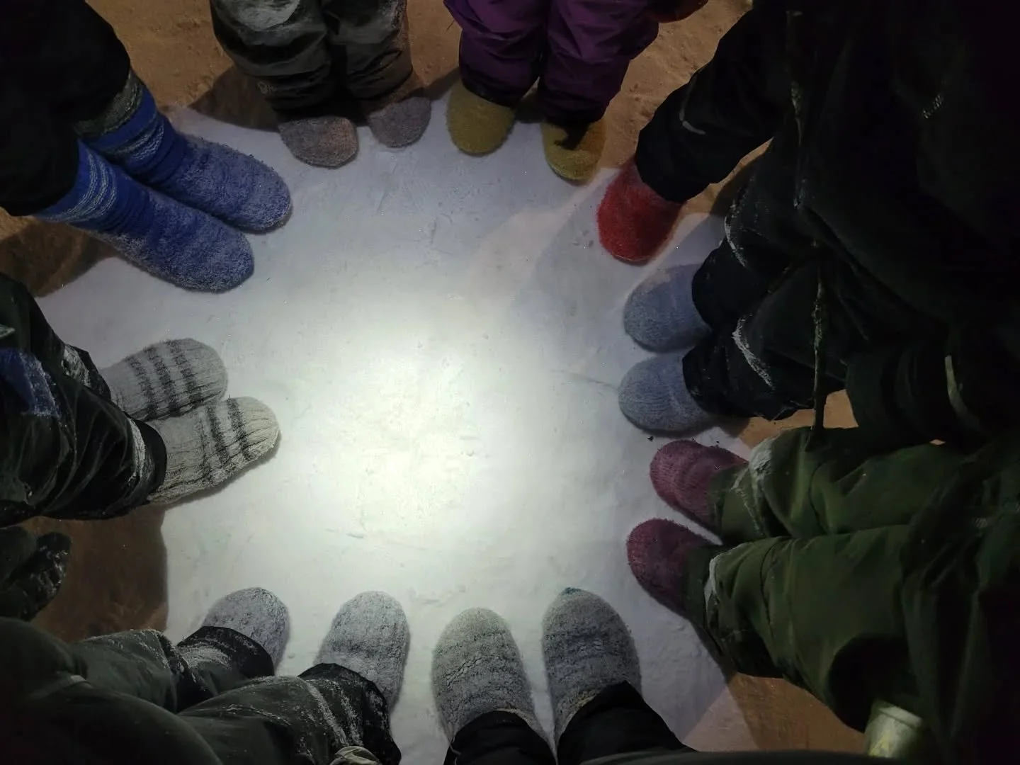 Sudenpenturyhm&auml; Sudet k&auml;vi viime viikolla kokeilemassa villasukkak&auml;vely&auml;. Hauskinta oli juosta mets&auml;ss&auml; ja testaajien mielest&auml; villasukat sopii kiipeilyyn paremmin kuin keng&auml;t!