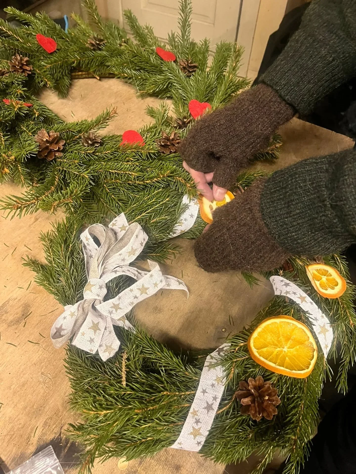 Tervetuloa Marrastorille Frantsilan Keh&auml;kukalle t&auml;n&auml;&auml;n lauantaina klo 10-14! Koristelimme torstaina ison m&auml;&auml;r&auml;n havuseppeleit&auml; moneen makuun 😊

H&auml;ll&auml;py&ouml;rien p&ouml;yd&auml;ss&auml; my&ouml;s mm.