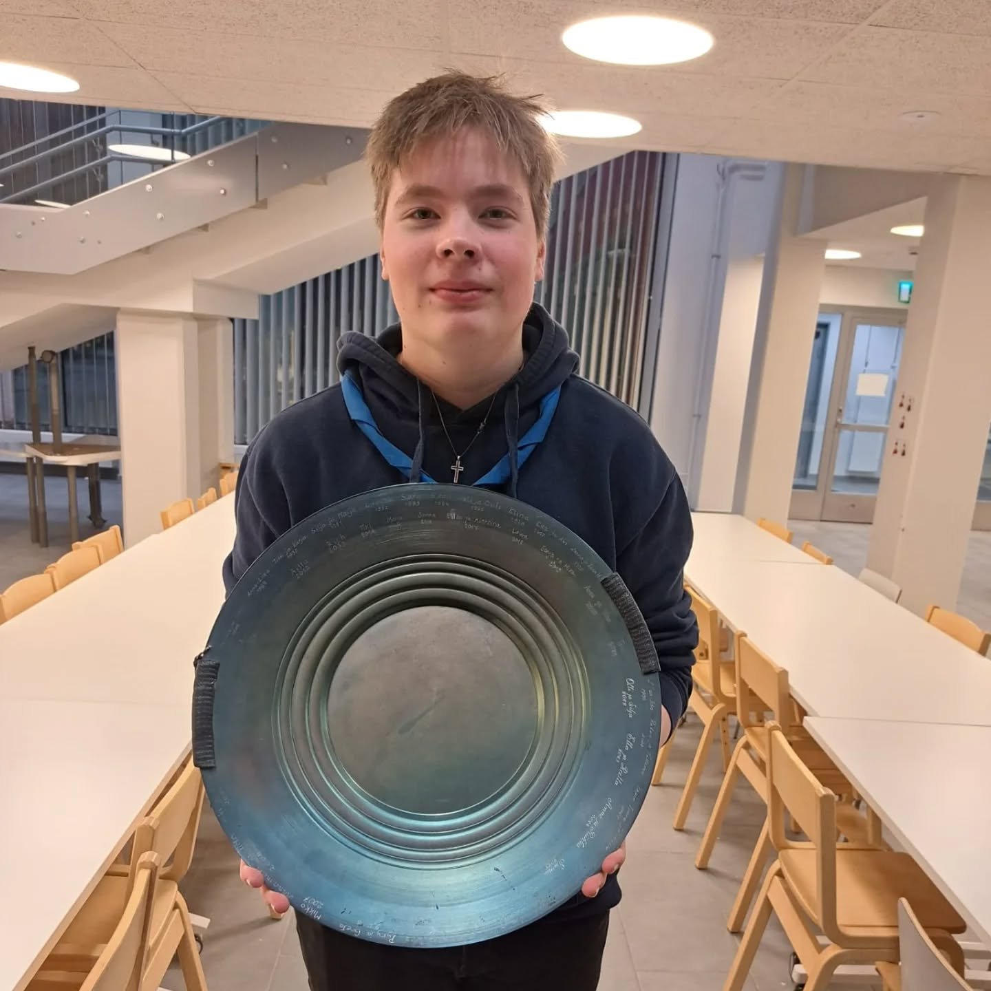 H&auml;ll&auml;py&ouml;rien vuosi on j&auml;lleen k&auml;ynnistetty koko lippukunnan yhteisell&auml; vuosijuhlalla. Lupauksia annettiin, merkkej&auml; saatiin ja joulukampanjan myyji&auml; palkittiin. Lumikot vetiv&auml;t tietovisaa ja s&auml;estiv&a