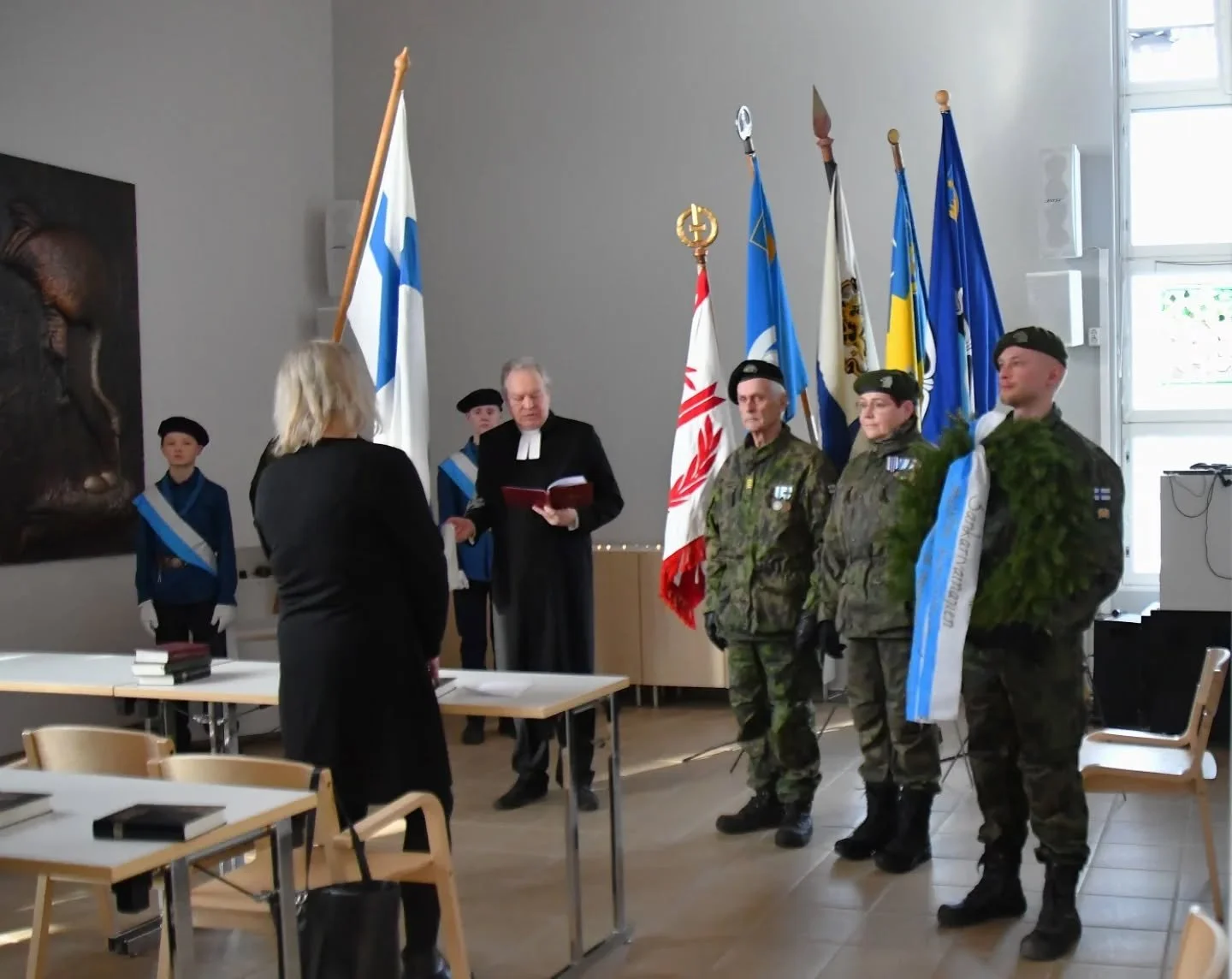 Tuli lakkaa! H&auml;ll&auml;py&ouml;rien tarpojat Otto ja Alvar saivat t&auml;n&auml;&auml;n talvisodan p&auml;&auml;ttymisen muistop&auml;iv&auml;n&auml; toimia Suomen lipun airueina H&auml;meenkyr&ouml;n seurakunnan j&auml;rjest&auml;m&auml;ss&auml