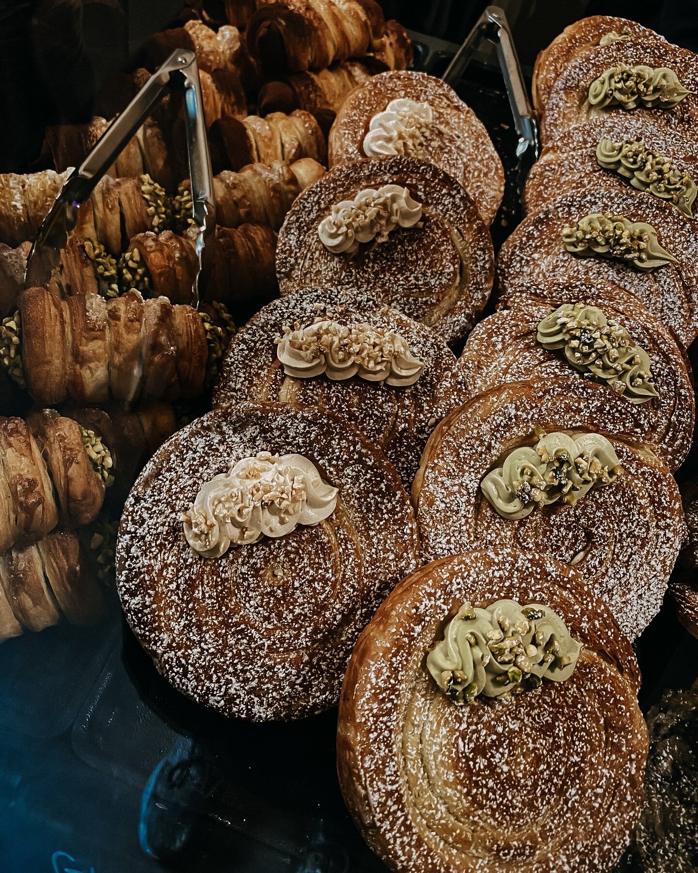 G i r e l l e 🍭

Share some love for your fav item since day 1 🖤
Our Girelle are made with laminated dough, filled with soft pistachio or hazelnut cream. Soft on the inside and crunchy on the outside 🥰

#thesanctuaryberlin#thesanctuaryveganbakery#