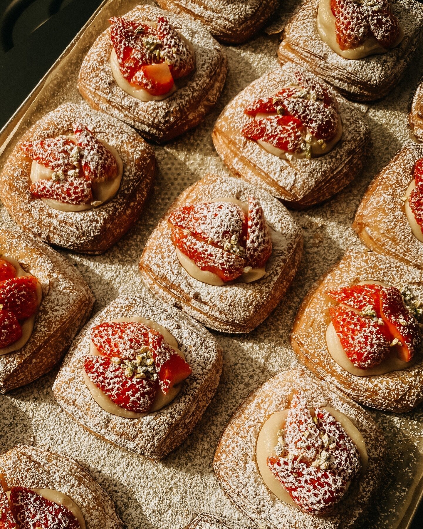 S u n &amp; S t r a w b e r r i e s  a r e  b a c k 🌞🍓

#thesanctuary#thesanctuaryberlin#thesanctuarybakery#veganbakery#strawberries#vanilla#vaniglia#fragole#danishpastry#pastries#veganpastry#dolcivegani#dolcevegano#vegan#sfogliavegana#caffetteria#