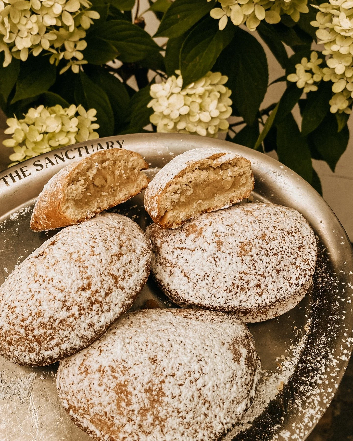 Another great Italian classic has been veganised, sorry not sorry! 🤭

Frolla Napoletana: fragrant vanilla shortcrust pastry, classic filling with semolina, homemade vegan ricotta, candied orange and citron paste and a pinch of magic! 🪄

It&rsquo;s 