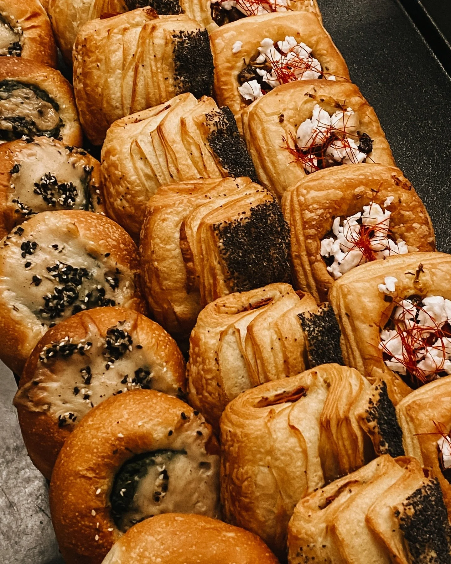 The trio of - savory- wonders ☘️

Brioche spinach &amp; b&eacute;chamel
Saccottino v-salami, v-cacio &amp; fig
Danese tomatoes, olives, artichokes &amp; v-feta 

#thesanctuaryberlin#thesanctuaryveganbakery#thesanctuarybakery#thesanctuary#veganberlin#