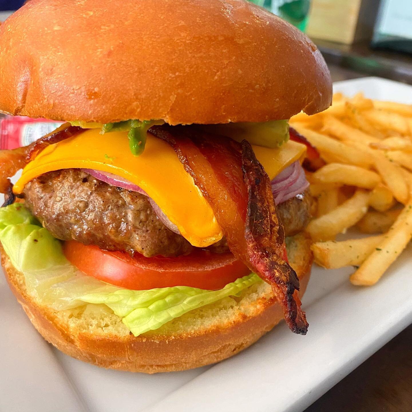 𝘼𝘽𝘾 𝘽𝙪𝙧𝙜𝙚𝙧 🍔 𝘁𝗼𝗽𝗽𝗲𝗱 𝘄𝗶𝘁𝗵 𝗮𝘃𝗼𝗰𝗮𝗱𝗼 &amp; 𝗵𝗮𝗿𝗱𝘄𝗼𝗼𝗱 𝘀𝗺𝗼𝗸𝗲𝗱 𝗯𝗮𝗰𝗼𝗻 𝘄𝗶𝘁𝗵 𝗮 𝘀𝗶𝗱𝗲 𝗼𝗳 𝗴𝗮𝗿𝗹𝗶𝗰 𝗳𝗿𝗶𝗲𝘀..𝗮𝗻𝗱 𝗱𝗼𝗻&rsquo;𝘁 𝗳𝗼𝗿𝗴𝗲𝘁 𝘁𝗵𝗲 𝗕𝗼𝘁𝘁𝗼𝗺𝗹𝗲𝘀𝘀 𝗺𝗶𝗺𝗼𝘀𝗮𝘀 𝗘𝗩𝗘𝗥𝗬𝗗?