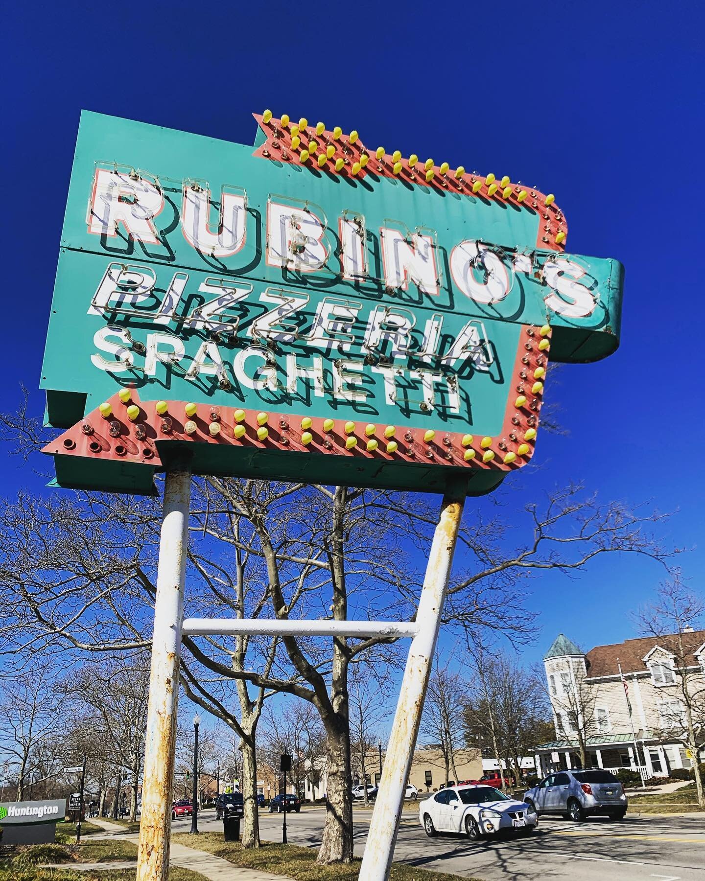 Rubino&rsquo;s is back for the week! It&rsquo;s looking like spring and we&rsquo;re excited to get back to work. Give us a call tonight to order carry out! 
.
.
.
#bexleyohio #supportsmallbusiness #localbusiness #columbuspizza #springiscoming #sunshi