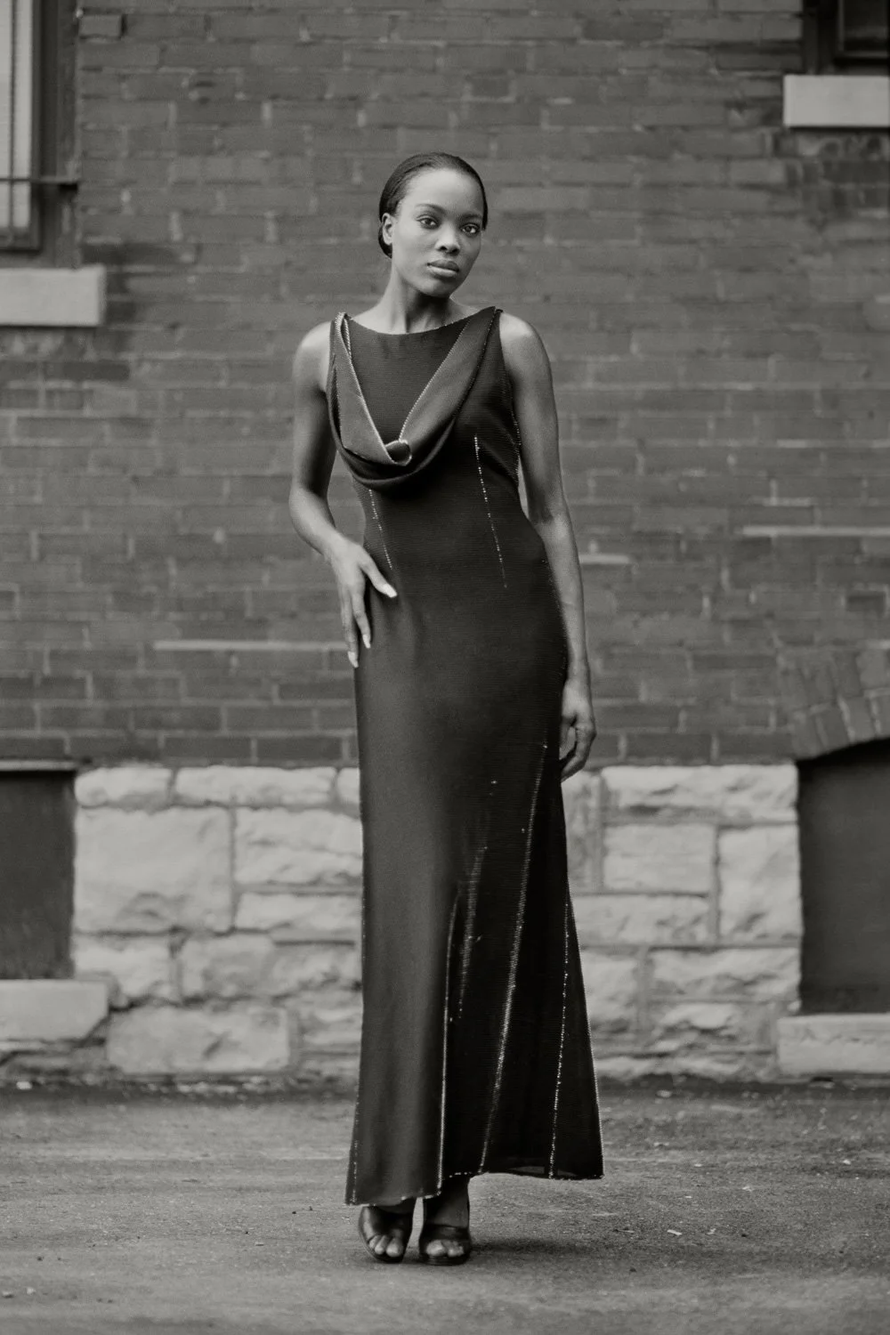 Senior-fashion-portrait_Urban-alley-2.jpeg