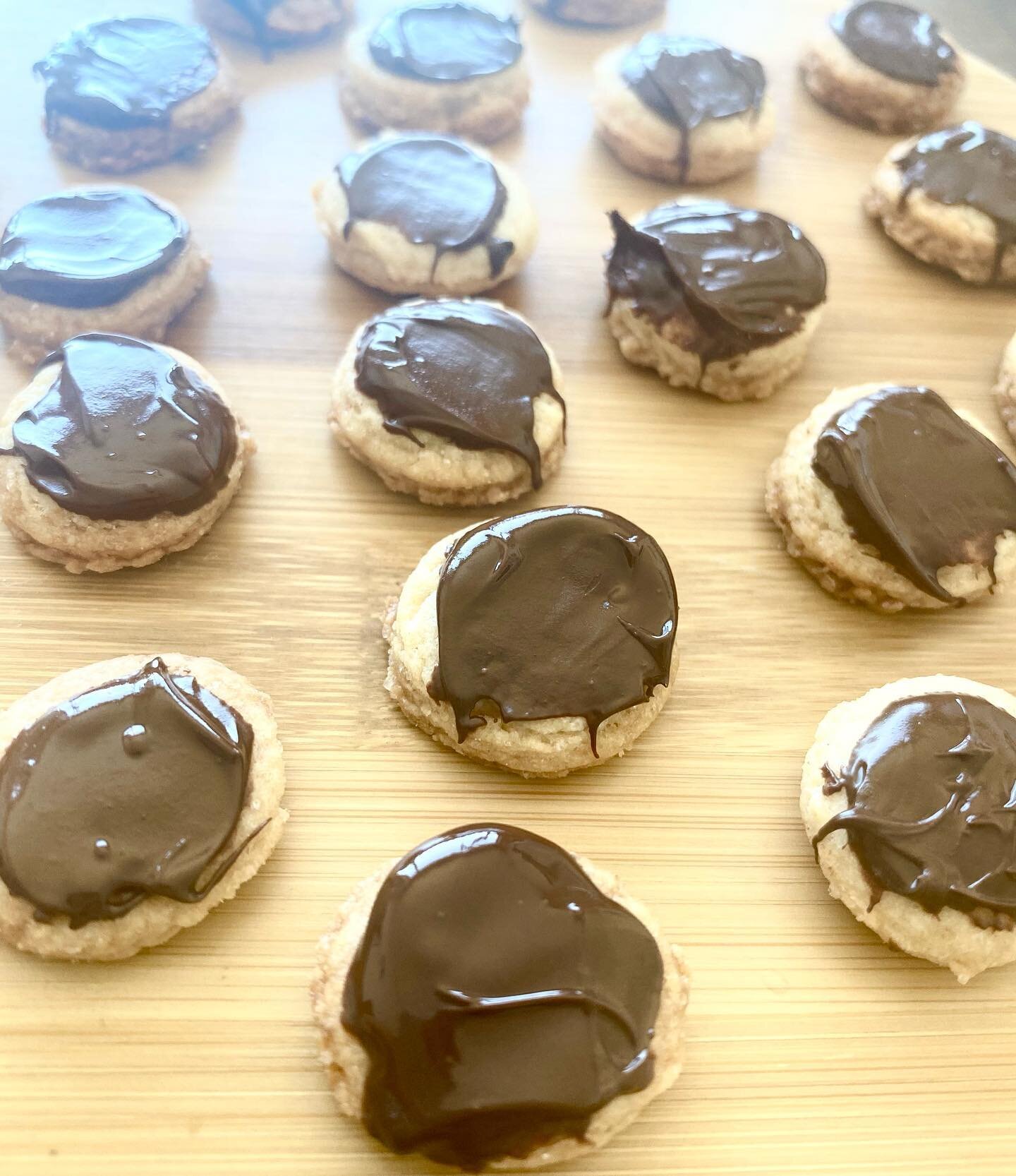 Para cuando necesitas acordarte de las galletas que vienen en las cajas de metal que todas las abuelas tienen en sus casas. &iexcl;Galletas de mantequilla con chocolate negro! Receta en el link en bio ⬆️ #buttercookies #buttercookies🍪 #galletas #pos
