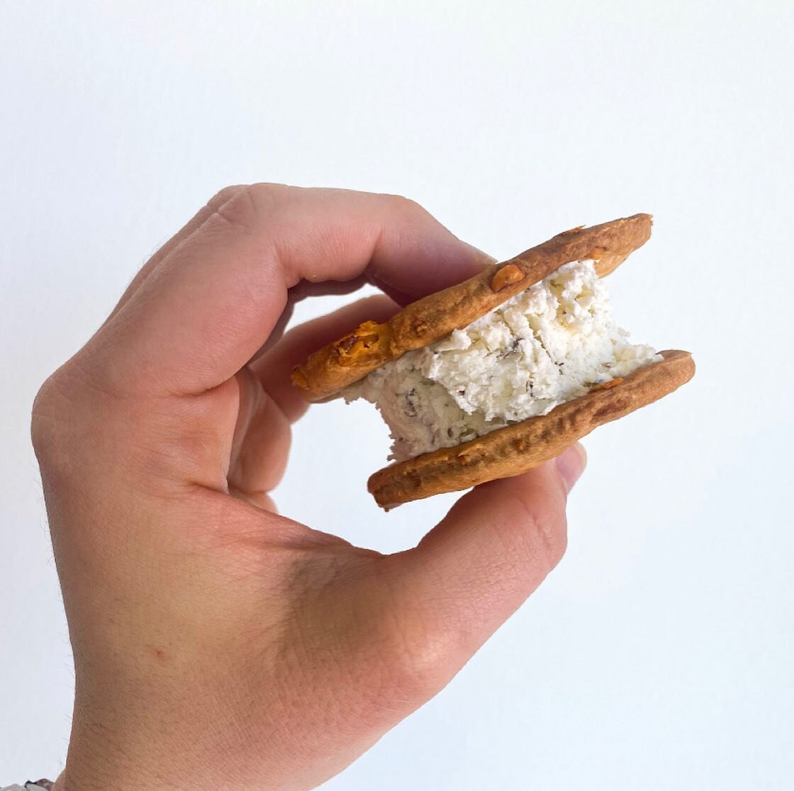 &iexcl;Hace calor! M&eacute;tele diente a este sandwichito de queso helado para refrescarte. Receta en el link en bio ⬆️ #cheese #frozencheesesandwich #cheesecrackers #summertreats #feta