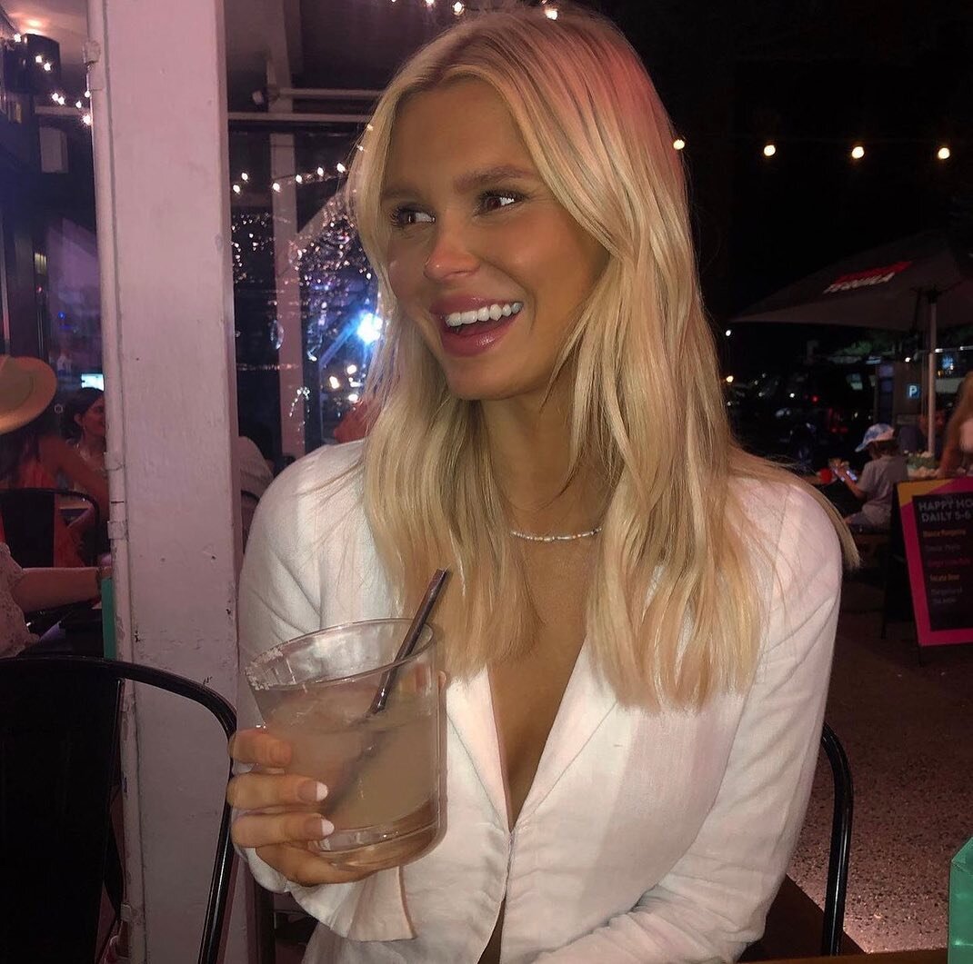 🍹Cheeky drink 
👱🏼&zwj;♀️Perfect hair 
☀️ Summer days 
🌊 #byronbay 
⠀⠀⠀⠀⠀⠀⠀⠀⠀
@_amberstuart &ldquo;So obsessed with them&rdquo; 
Loving the length of this Blondeeee. Our extension goal was thicker locks with a little more length for Amber ✨ OMG so