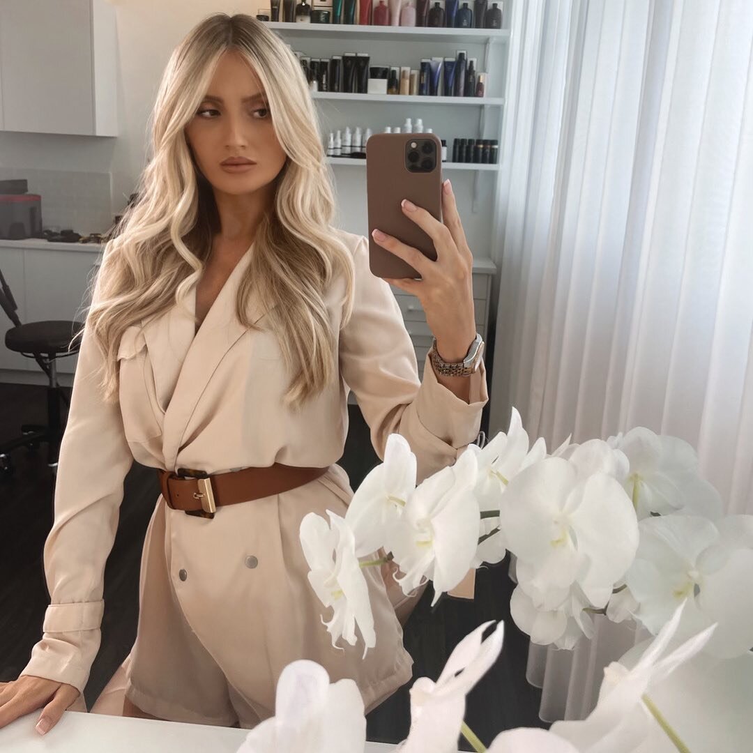 Nothing better than a client selfie! @chrissyribena just glowing in her LM Weft Hair Extensions. 
⠀⠀⠀⠀⠀⠀⠀⠀⠀
 #hairextentions #hair #brisbanehairextensionspecialist #brisbaneextensions #brisbaneextensionsalon #blonde #blondehair #blondebalayage #balay