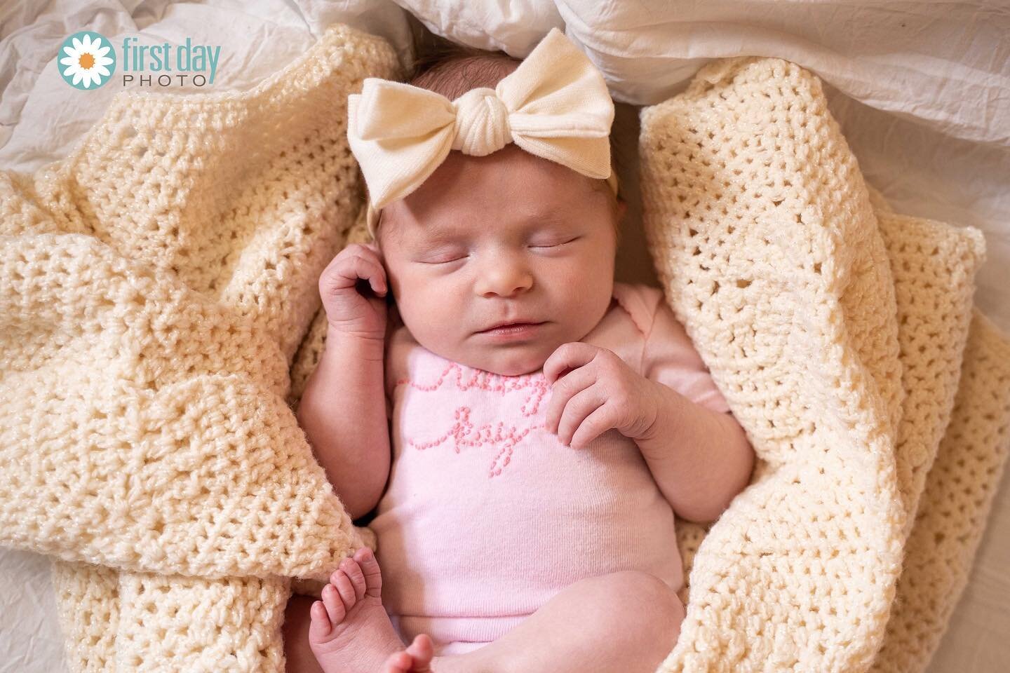 Welcome, little one!  You are loved by many. 💕🎀
#firstdayphoto
www.firstdayphoto.com
.
.
.
.
.
#first48 #fresh48 #firstdayphotonewborns #newbaby #newborn #newborns #newbornphoto #newbornphotos #newbornphotography #newbornphotographer #baby #babypho