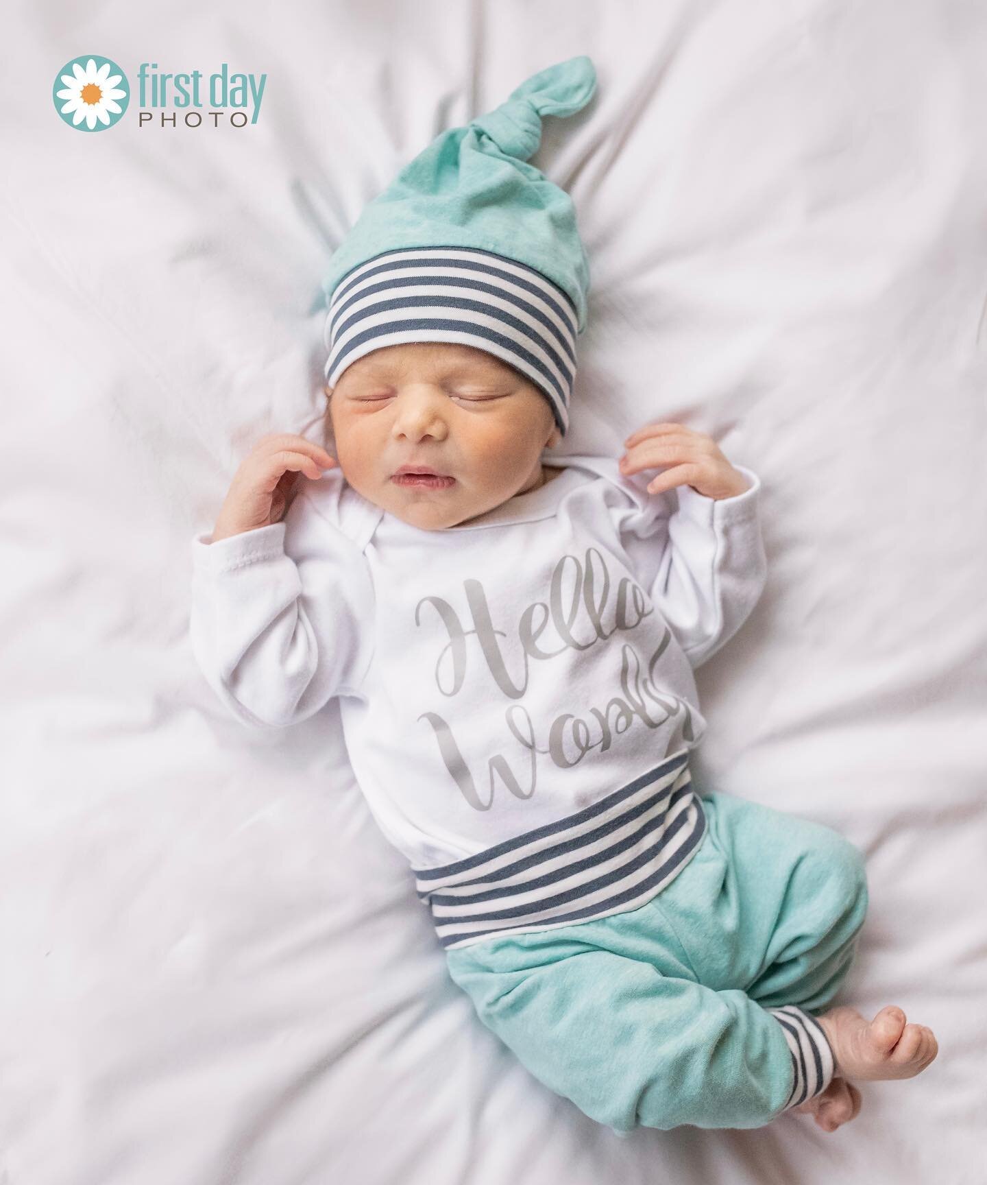 Hello world. 💚
#firstdayphoto
www.firstdayphoto.com
.
.
.
.
.
#fresh48 #first48 #firstdayphotonewborns #newbornphotography #newbornphotographer #babyphoto #babyphotos #babyphotography #babies #cutebaby #babiesofinstagram #bundleofjoy #love #bestjobe