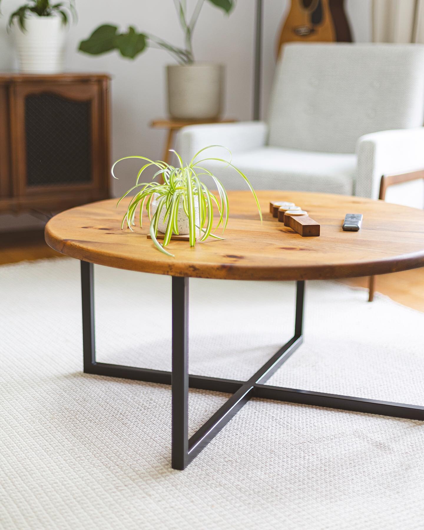 Petite table &agrave; caf&eacute; &agrave; qui j&rsquo;ai donn&eacute; une deuxi&egrave;me vie. J&rsquo;ai enlev&eacute; les vieilles pattes en bois pour les remplacer par une base en acier que j&rsquo;ai soud&eacute;. Le dessus en pin a simplement &