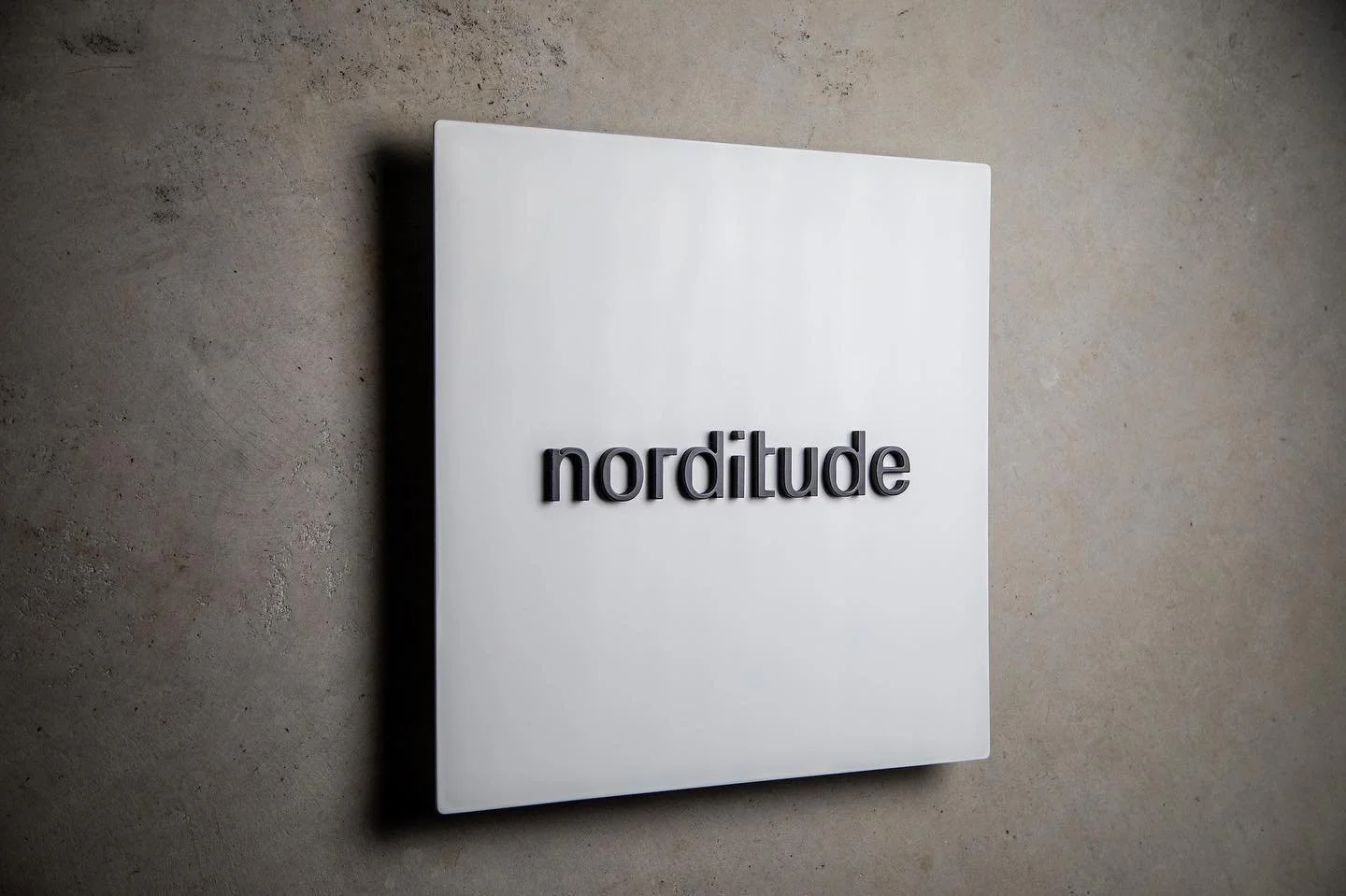 Petit projet de lettrage pour une nouvelle firme d&rsquo;architecture qu&eacute;b&eacute;coise. 

Merci &agrave; @davidjuliendesign pour le montage et les photos.
 
@norditude_architecture 

@siencilabs #longmill #cncrouter  #cncwoodsigns