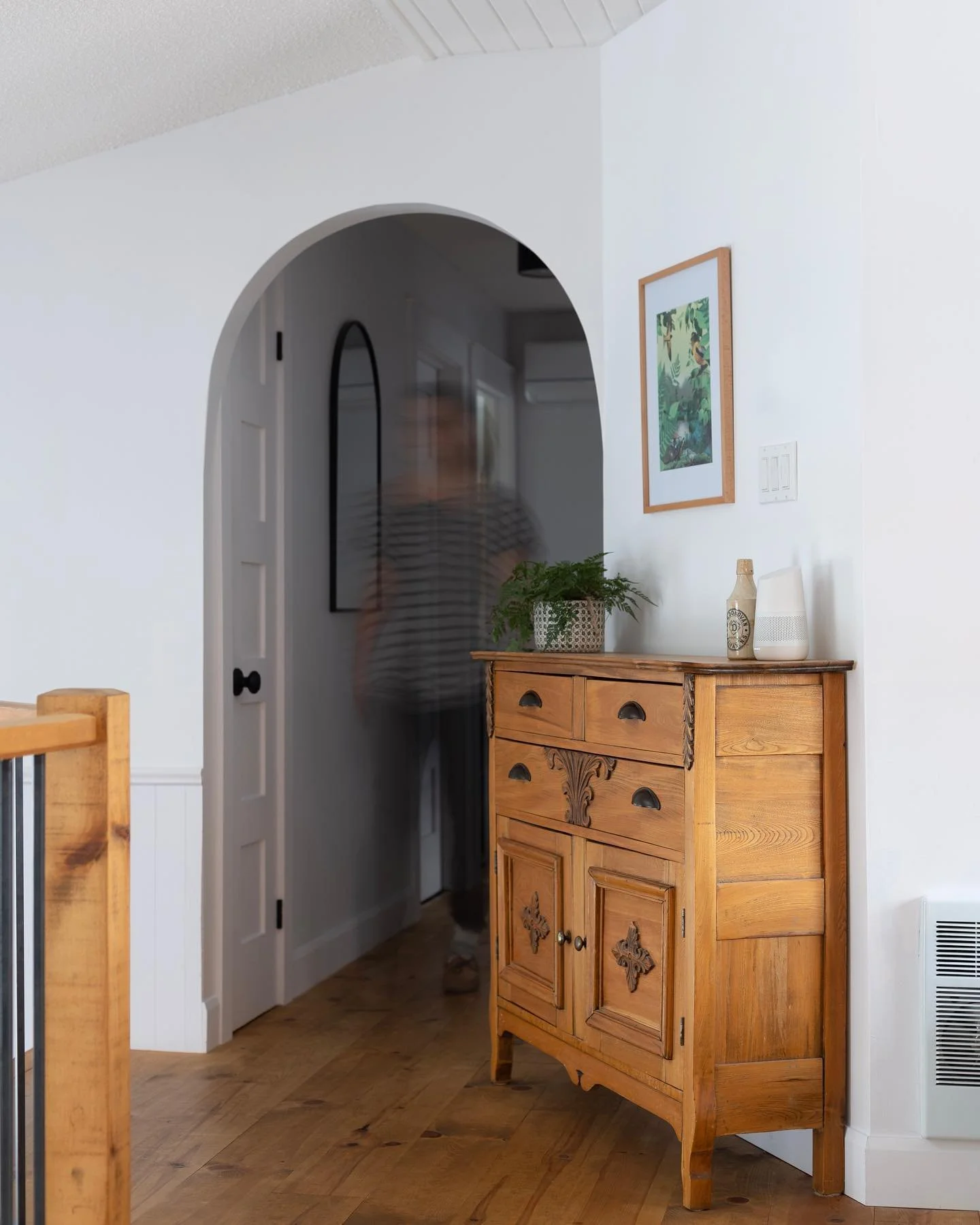 Inspir&eacute; par l&rsquo;arche dor&eacute;, j&rsquo;ai voulu donner des courbes &agrave; notre couloir.
J&rsquo;ai malheureusement oubli&eacute; de prendre une photo du avant&hellip;

Tant qu&rsquo;&agrave; faire un peu de r&eacute;nos, on a int&ea