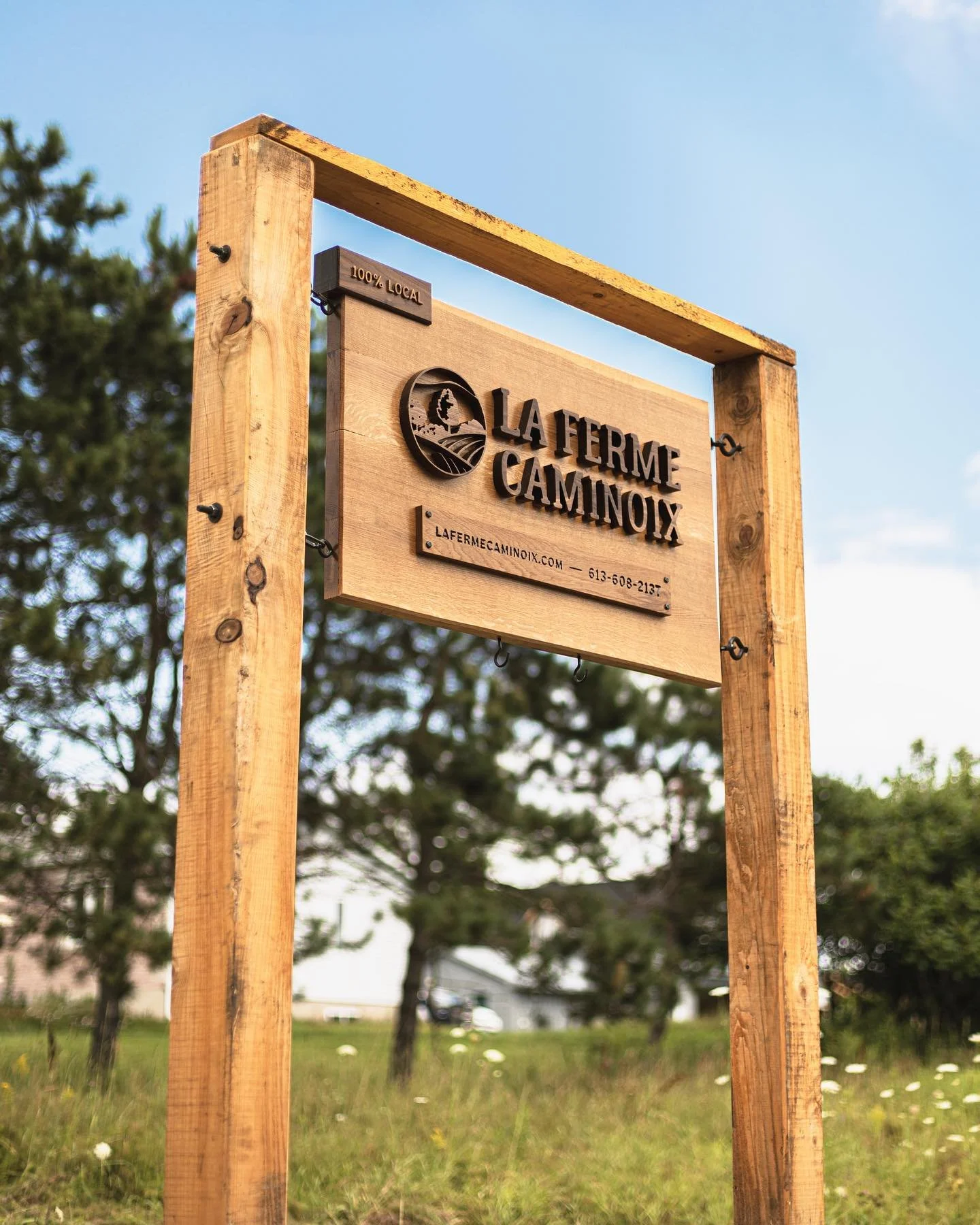 Tout frais sorti du four, la nouvelle enseigne en bois pour @lafermecaminoix situ&eacute;e &agrave; Val-Des-Monts.

Un grand merci &agrave; V&eacute;ro et Justin pour m'avoir confi&eacute; ce projet. 
Allez leur rendre visite, ils ont plein de beaux 