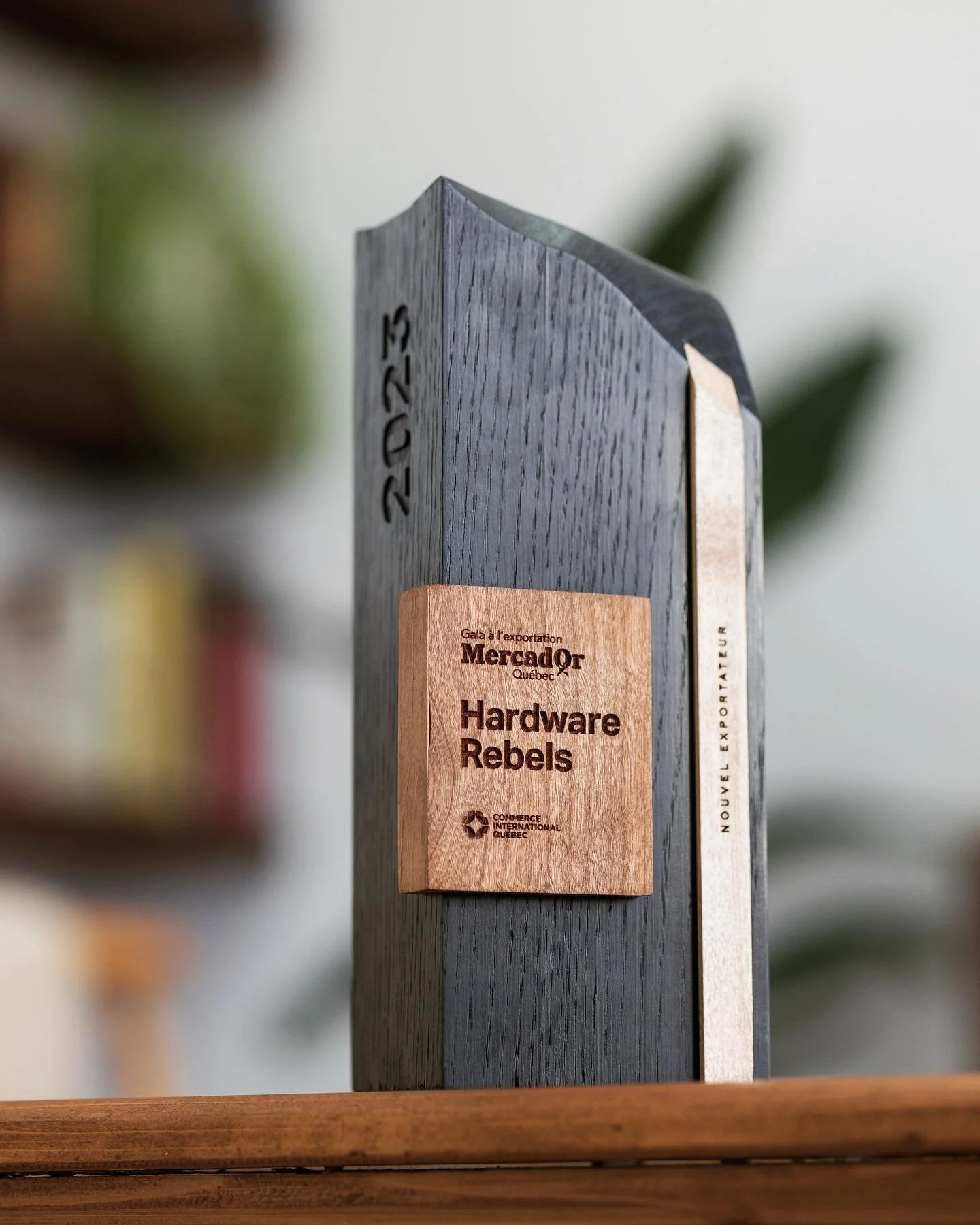 Mercredi dernier avait lieu le Gala des Prix MercadOr Qu&eacute;bec 2023. 

En collaboration avec Export Outaouais, j&rsquo;ai fait la conception et la fabrication de 11 troph&eacute;es.

Ces prix soulignent les r&eacute;alisations et les succ&egrave