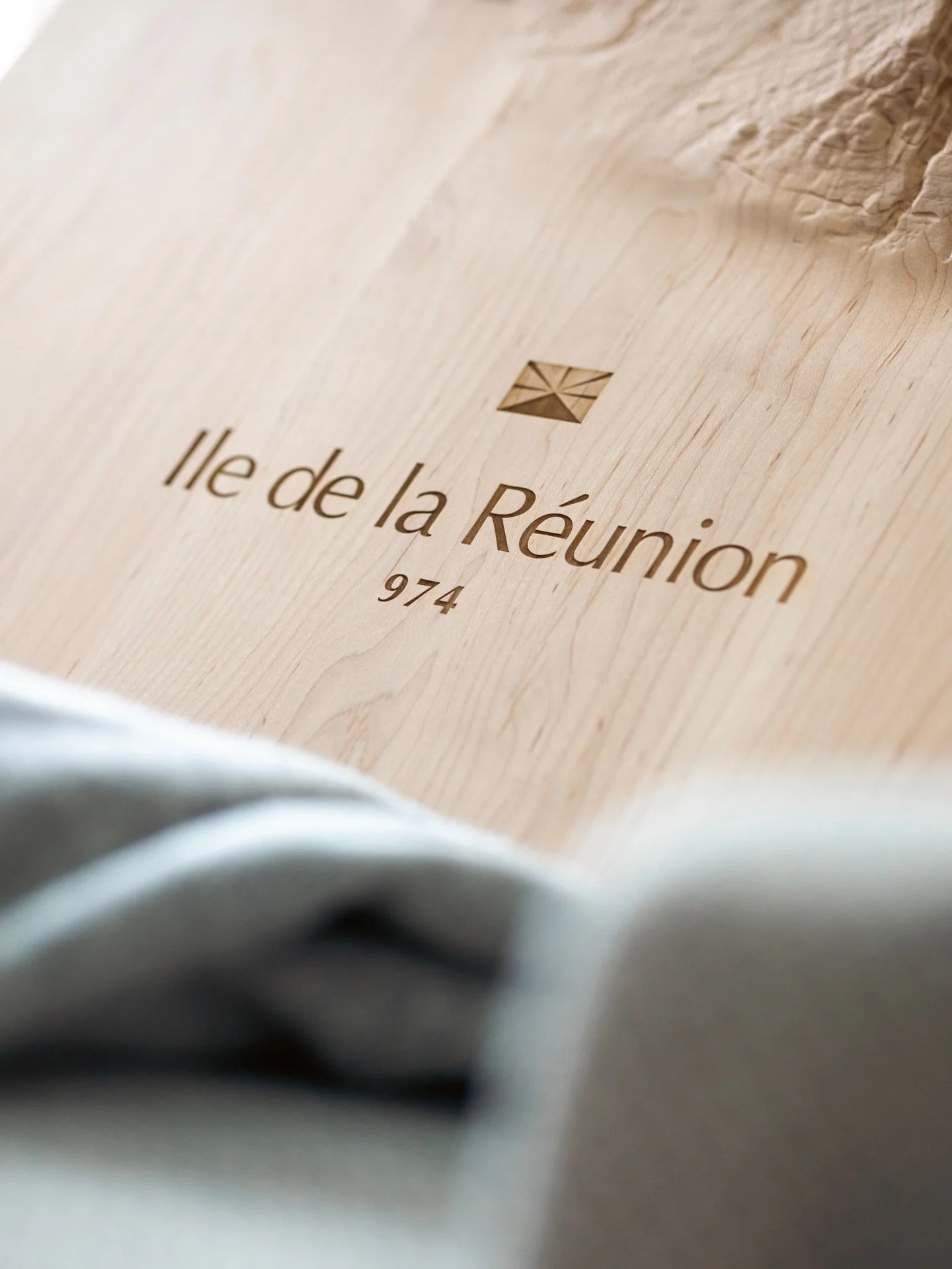 Ce projet met en lumi&egrave;re le relief spectaculaire de l&rsquo;&icirc;le de La R&eacute;union (974), une &icirc;le volcanique situ&eacute;e dans l&rsquo;oc&eacute;an Indien, &agrave; l&rsquo;est de Madagascar, reconnue pour ses montagnes escarp&e