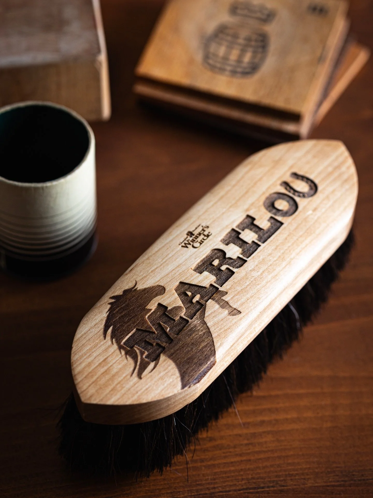 Pendant le temps des F&ecirc;tes, on s&rsquo;est amus&eacute;s en famille &agrave; personnaliser cette brosse pour cheval pour ma filleule Marilou, qui vit sa passion pour l&rsquo;&eacute;quitation depuis plusieurs ann&eacute;es. 🐎