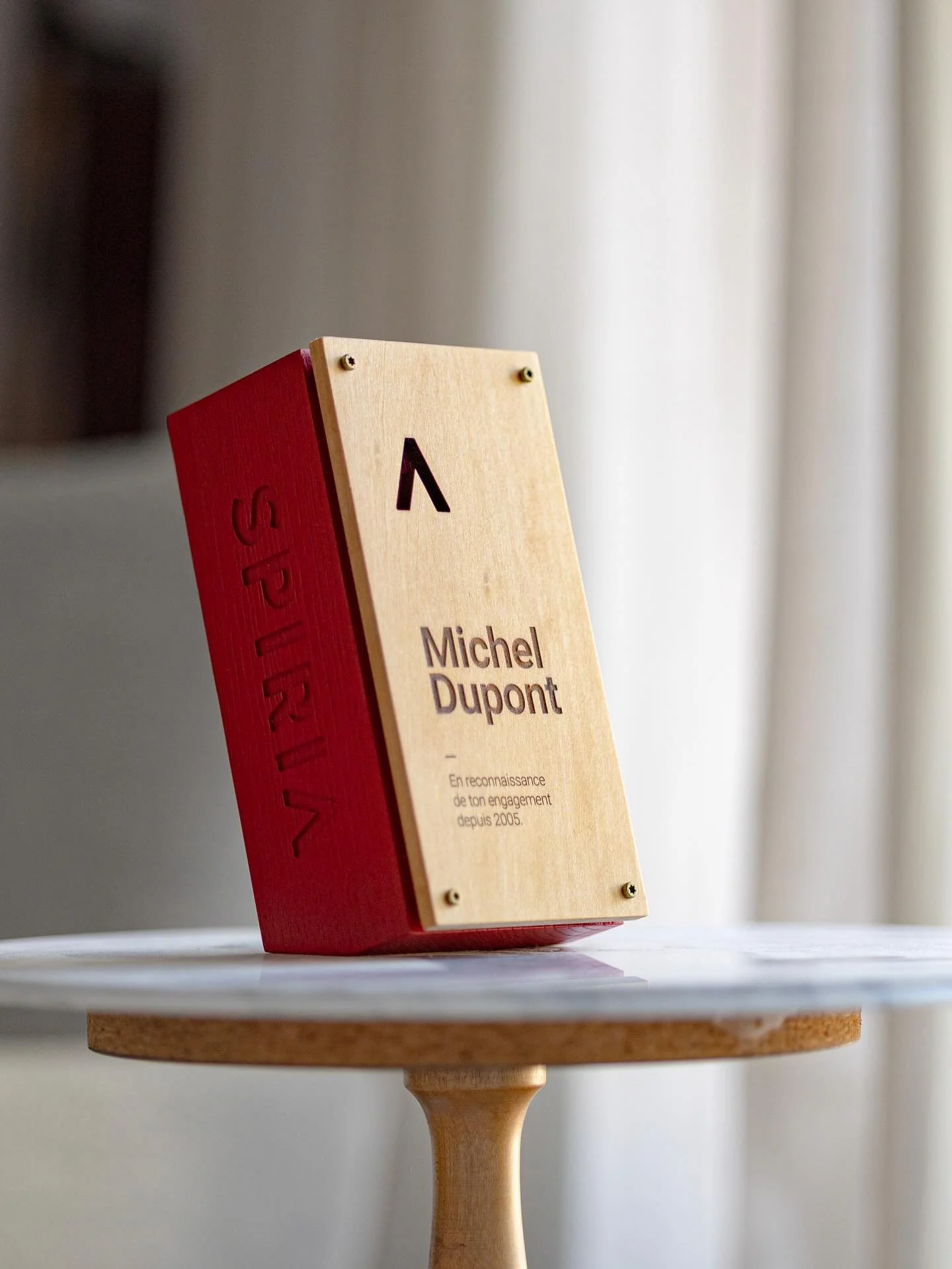 ✨ 20 ans d&rsquo;engagement!!!

Pour souligner les deux d&eacute;cennies de Michel chez Spiria, j&rsquo;ai fabriqu&eacute; une pi&egrave;ce sur mesure qui allie chaleur du bois, contraste des mati&egrave;res et sobri&eacute;t&eacute; du design.
Chaqu