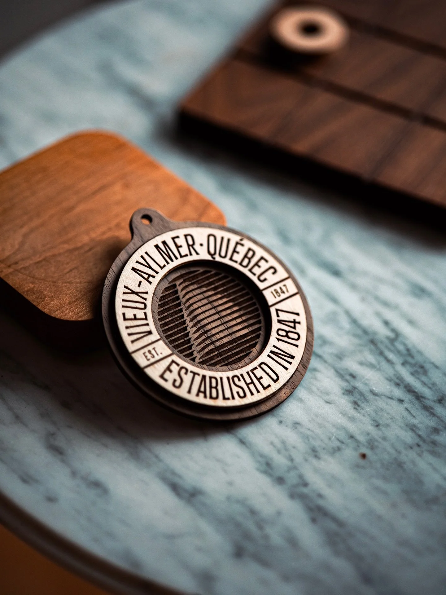 Petit ornement de No&euml;l aux couleurs de Aylmer, fabriqu&eacute; pour le fun.Si jamais &ccedil;a g&eacute;n&egrave;re de l&rsquo;int&eacute;r&ecirc;t, je l&rsquo;ajouterai sur mon site web&hellip;
#christmasornament