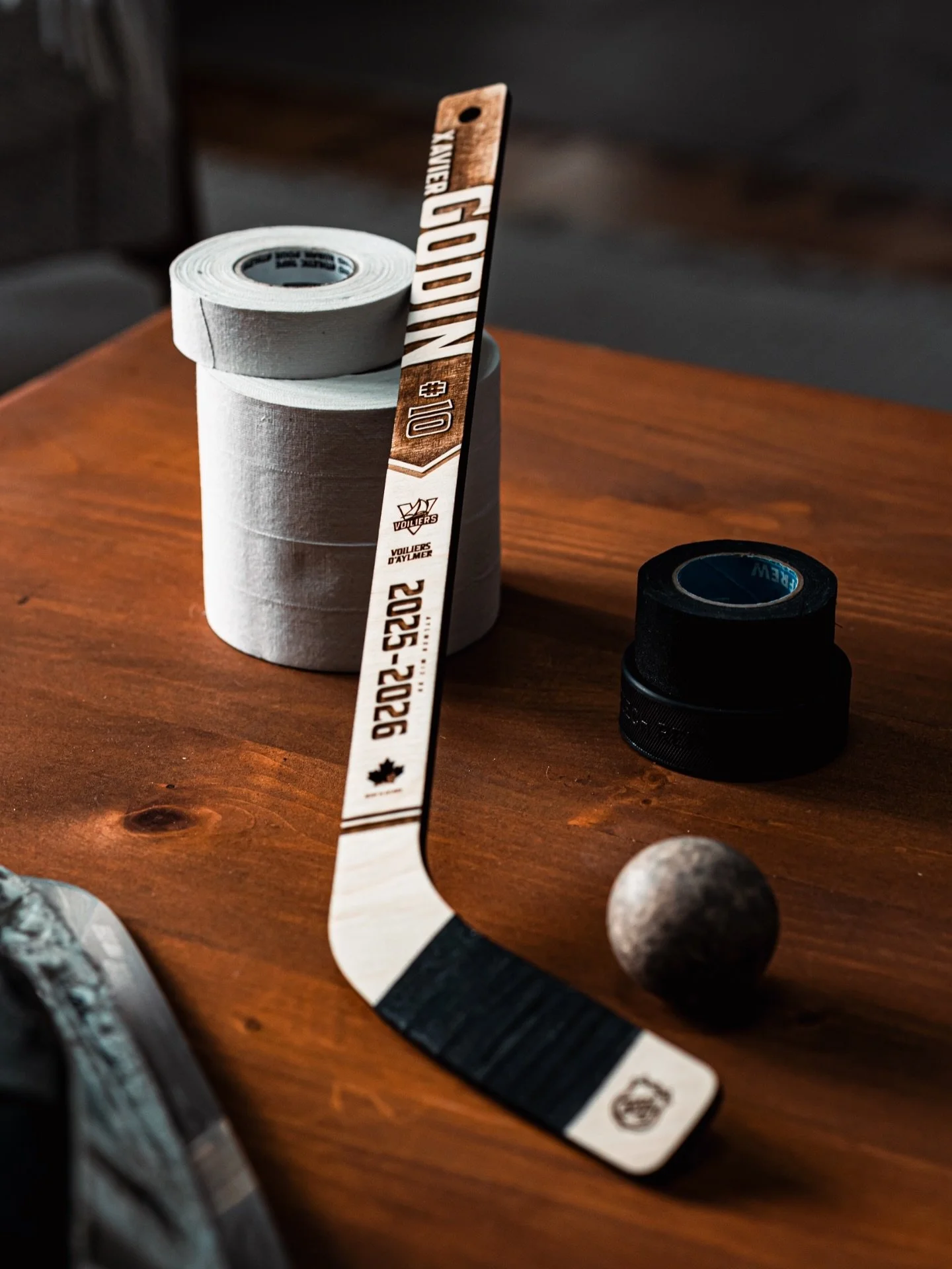 🎉 Nouveaut&eacute; chez Carbone!

Je suis fier de pr&eacute;senter le mini b&acirc;ton de hockey en bois personnalis&eacute;, un petit objet qui allie design et passion du hockey. 🏒
Chaque pi&egrave;ce est d&eacute;coup&eacute;e et grav&eacute;e av