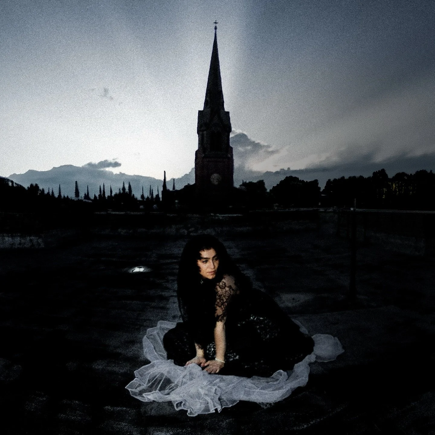 Spooky szn seems like an appropriate time to finally post these photos of @juliahermusic 🖤 

#photography #photoshoot #photographer #photoediting #photoshop #halloween #coverart