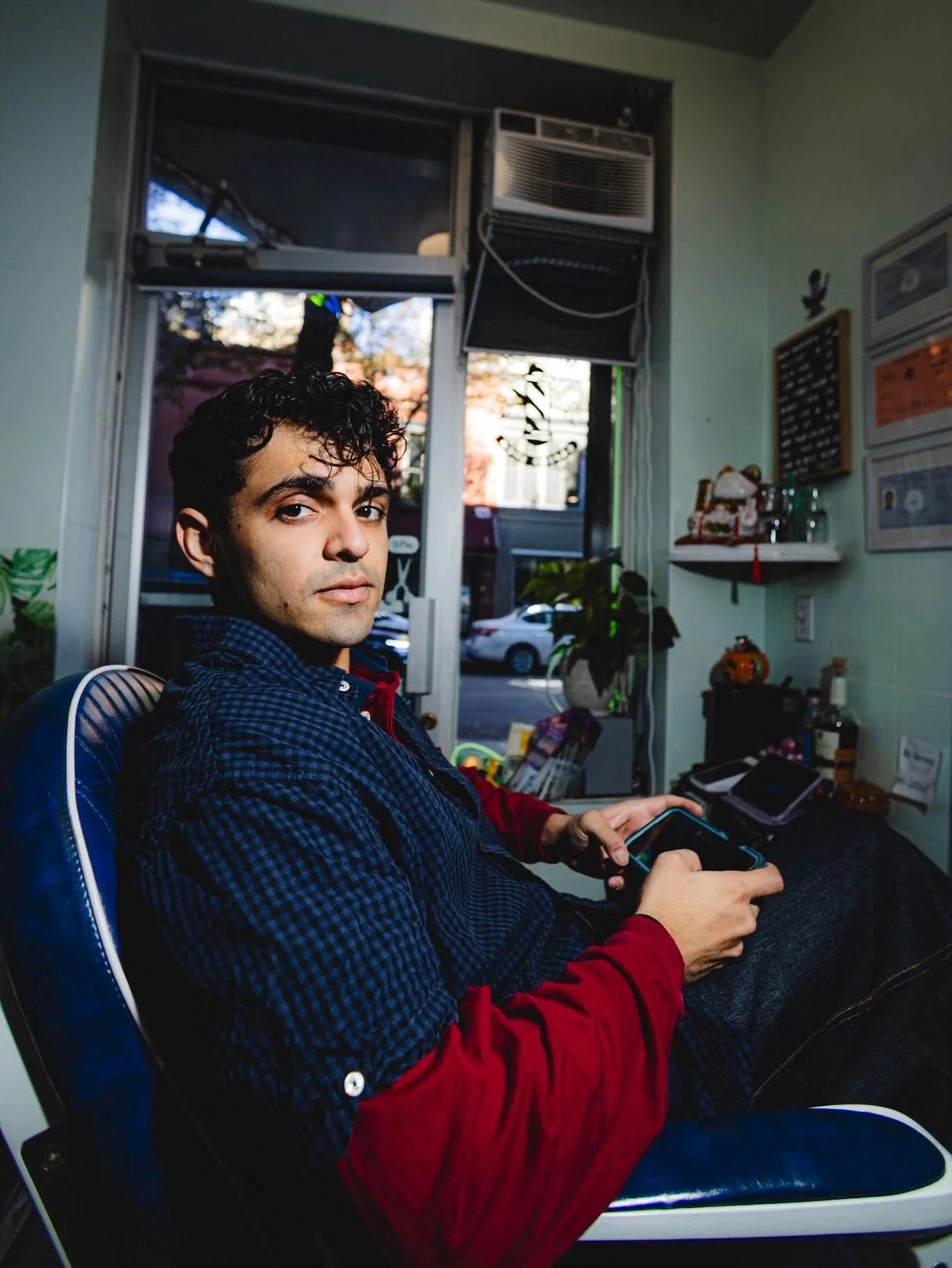 Back with @oarmac ! But this time it&rsquo;s at his local barbershop on a random Tuesday

#photographer #photoshoot #nyc #nycphotography