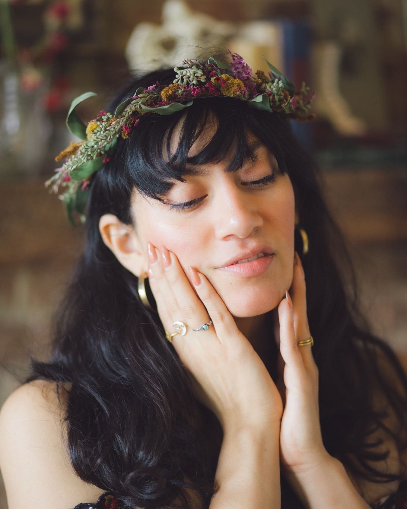 Goddess waiting for her forest nymphs to come out and play. 🧚🏼&zwj;♀️🦋🌱
#goddess #naturalnails #flowercrown #earthgoddess