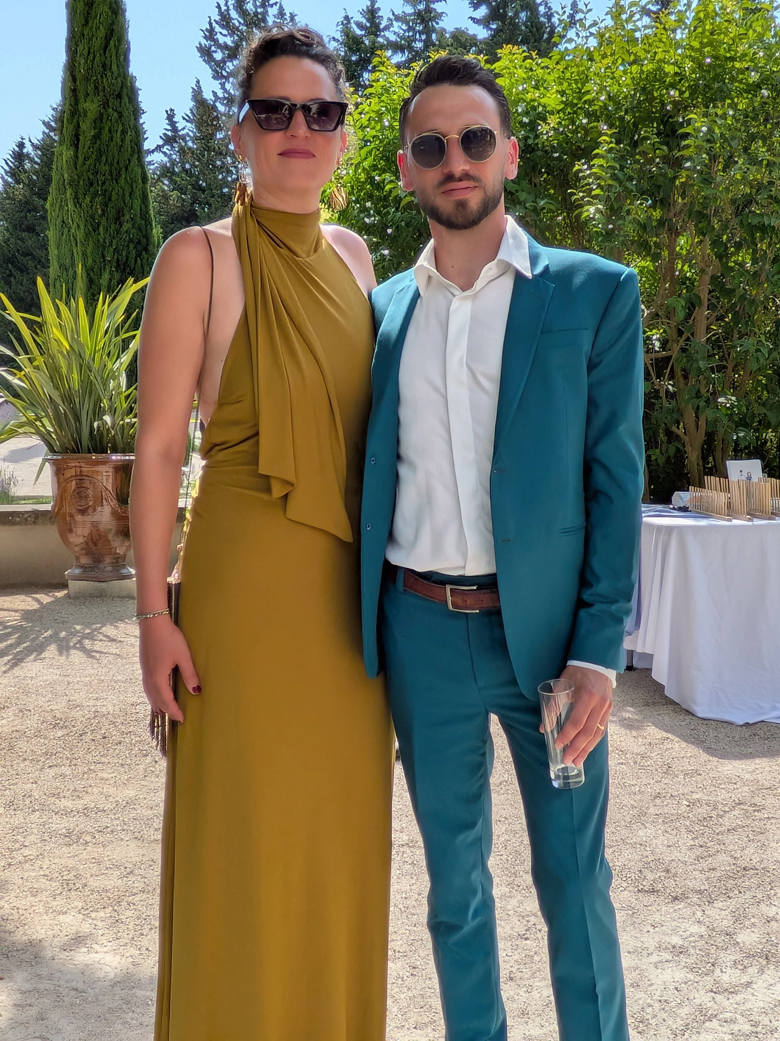 Couple d'invités posant pour un portrait à l'aquarelle réalisé en direct lors d'un mariage.