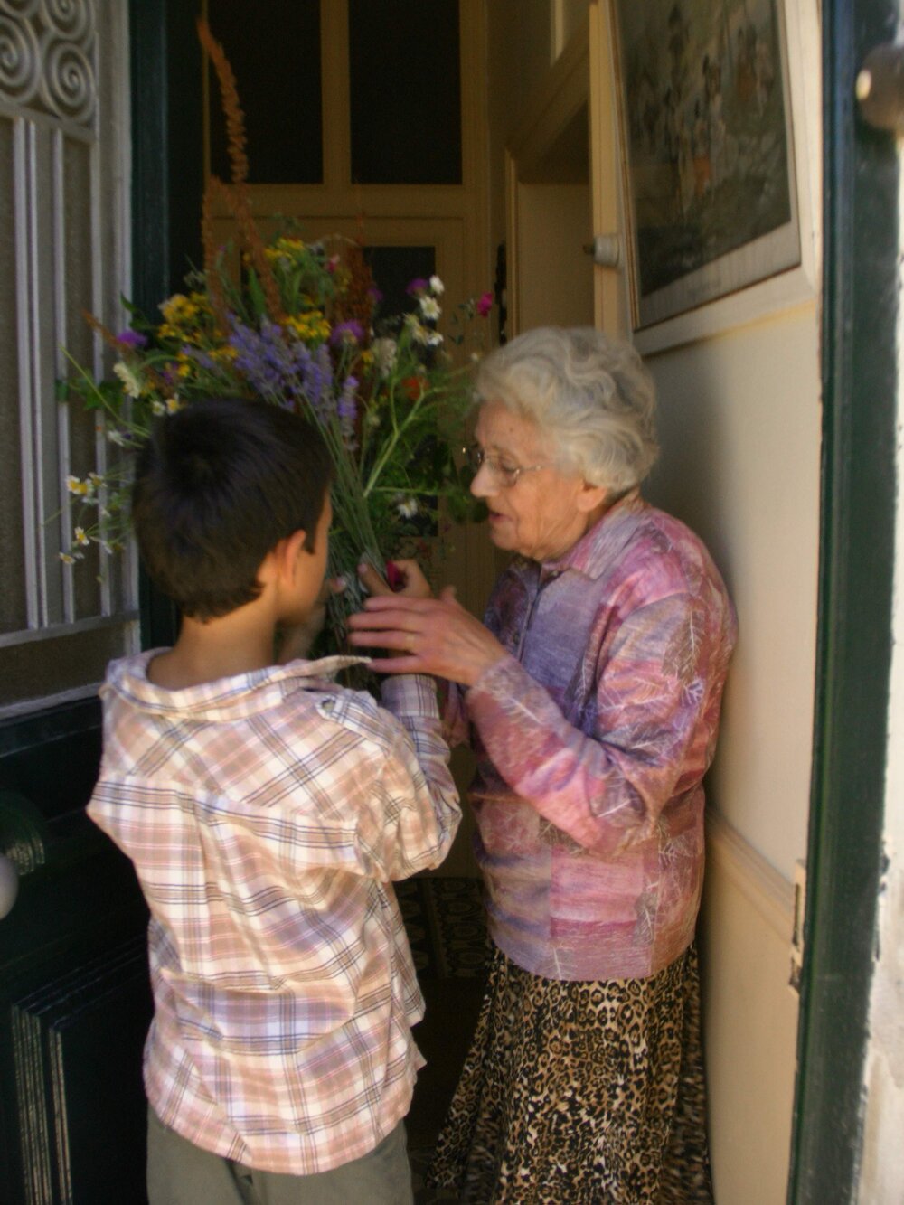 clément donnd bouquet à mami devant couloir.JPG