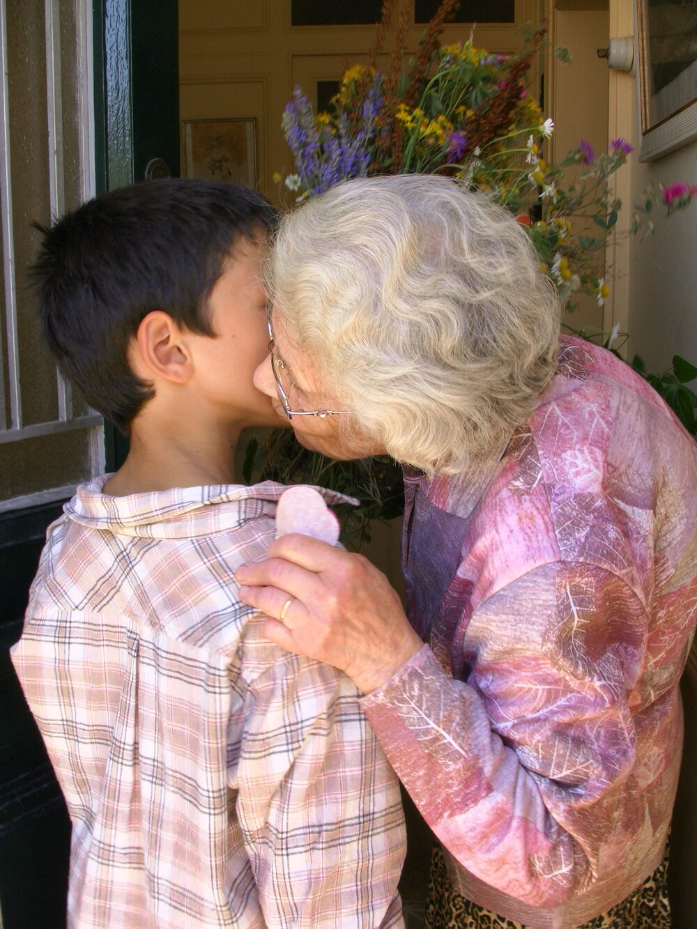 mami embrasse clément bouquet devant porte.JPG