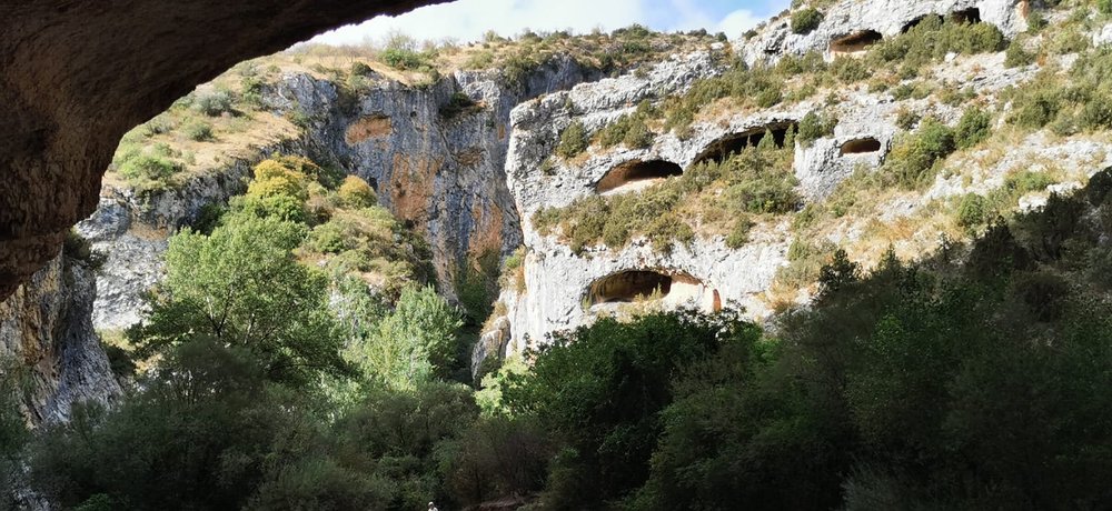 grottes ds rochers vus du fond du canion 3eme j.jpg