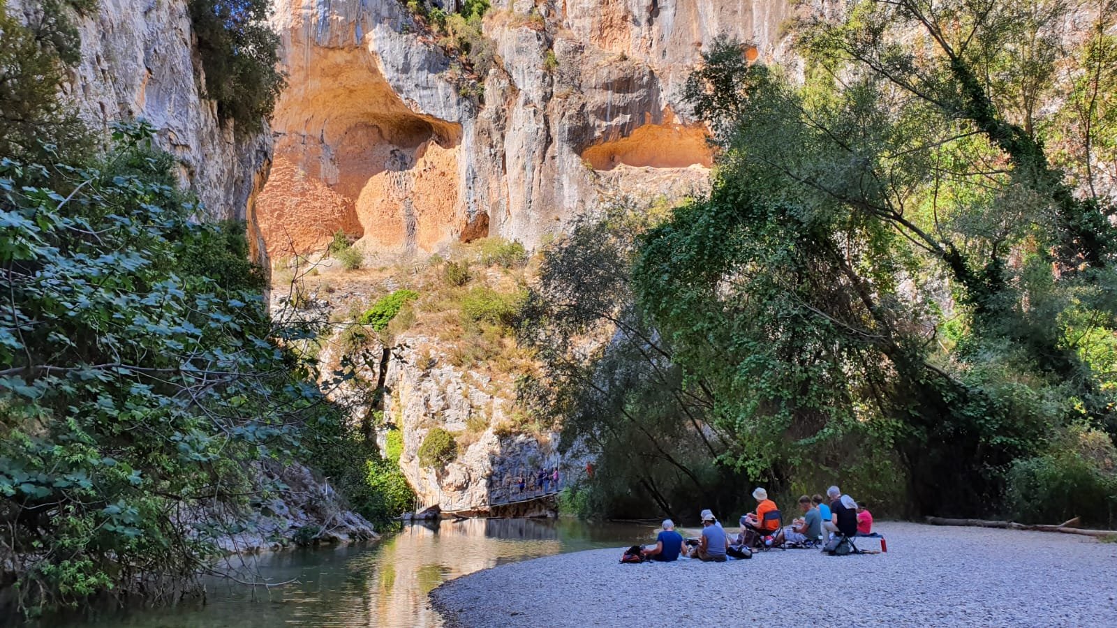 moi et peintres peignant la rivière au fond du canion j3.jpg