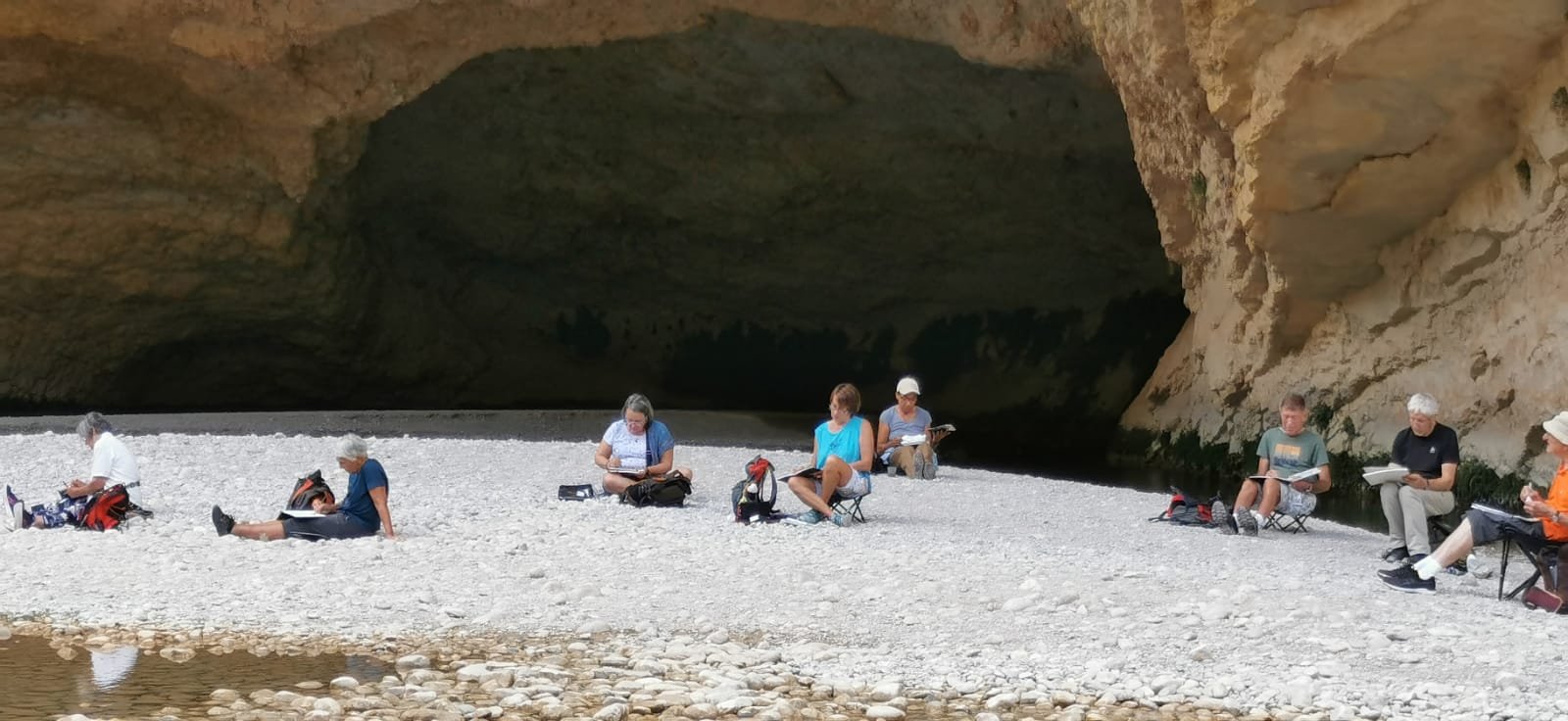 peintres devant grotte 3eme jour.jpg