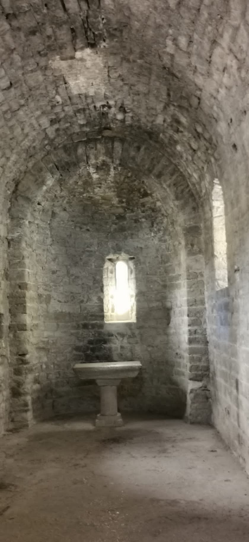 chateau de loarre intérieur chapelle.jpg