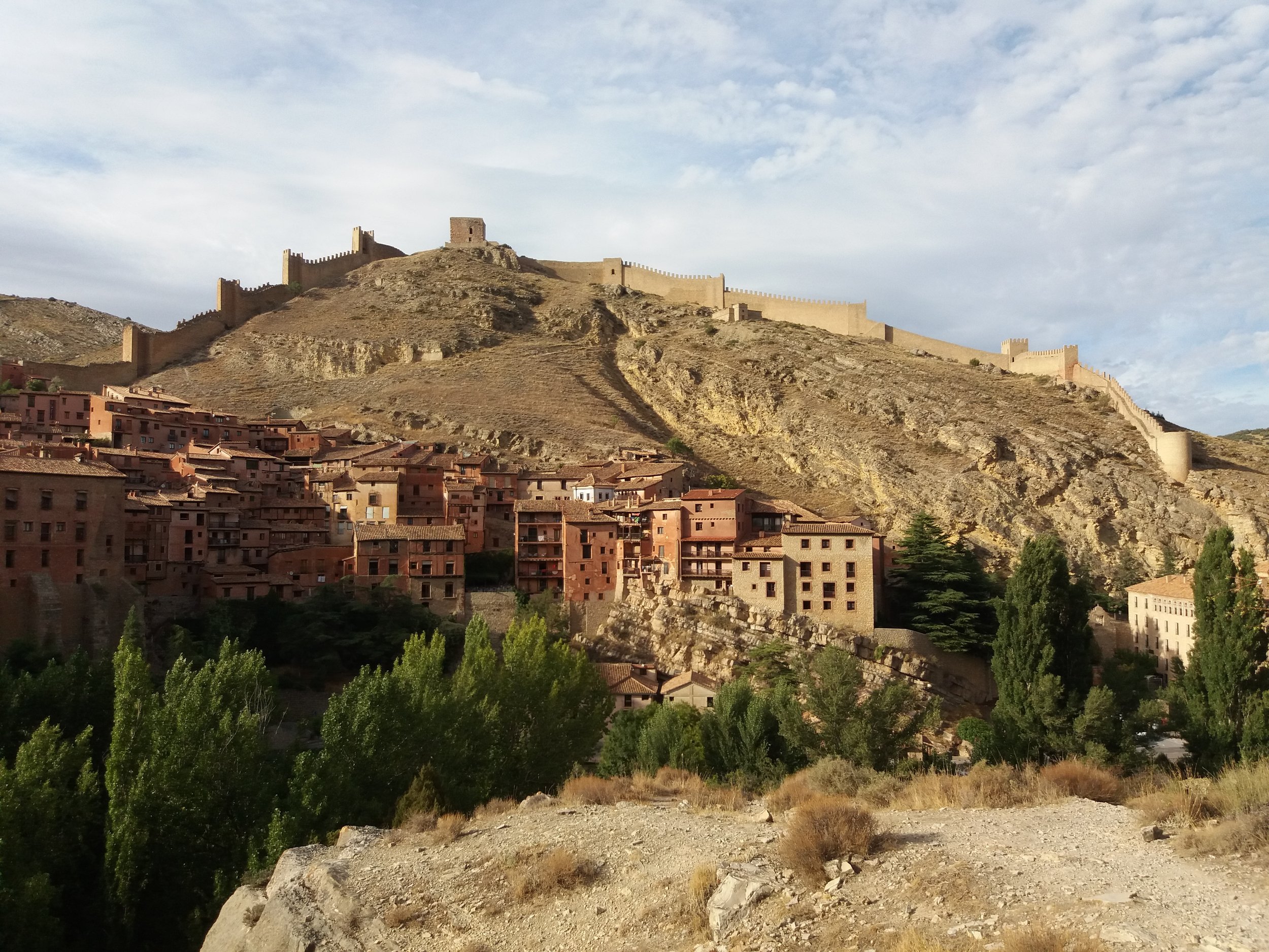 Albarracin et remparts vus du promontoire en face j5.jpg
