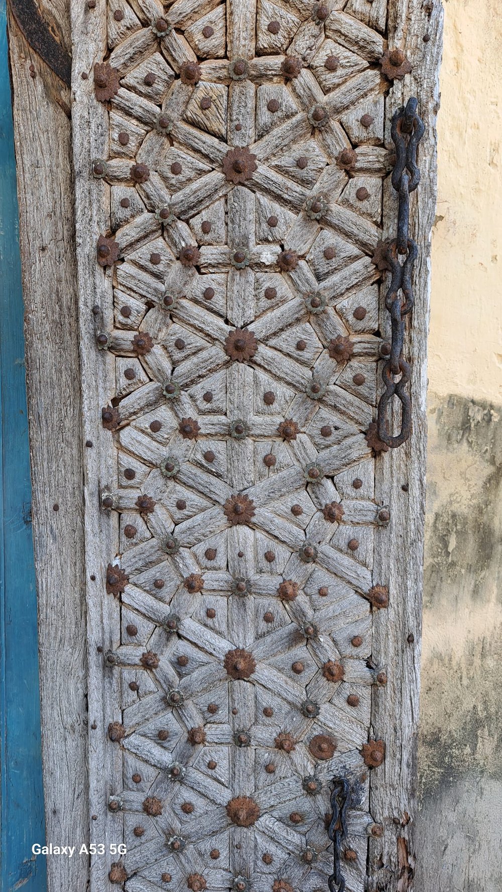stonetone détail de porte avec chaine.jpg