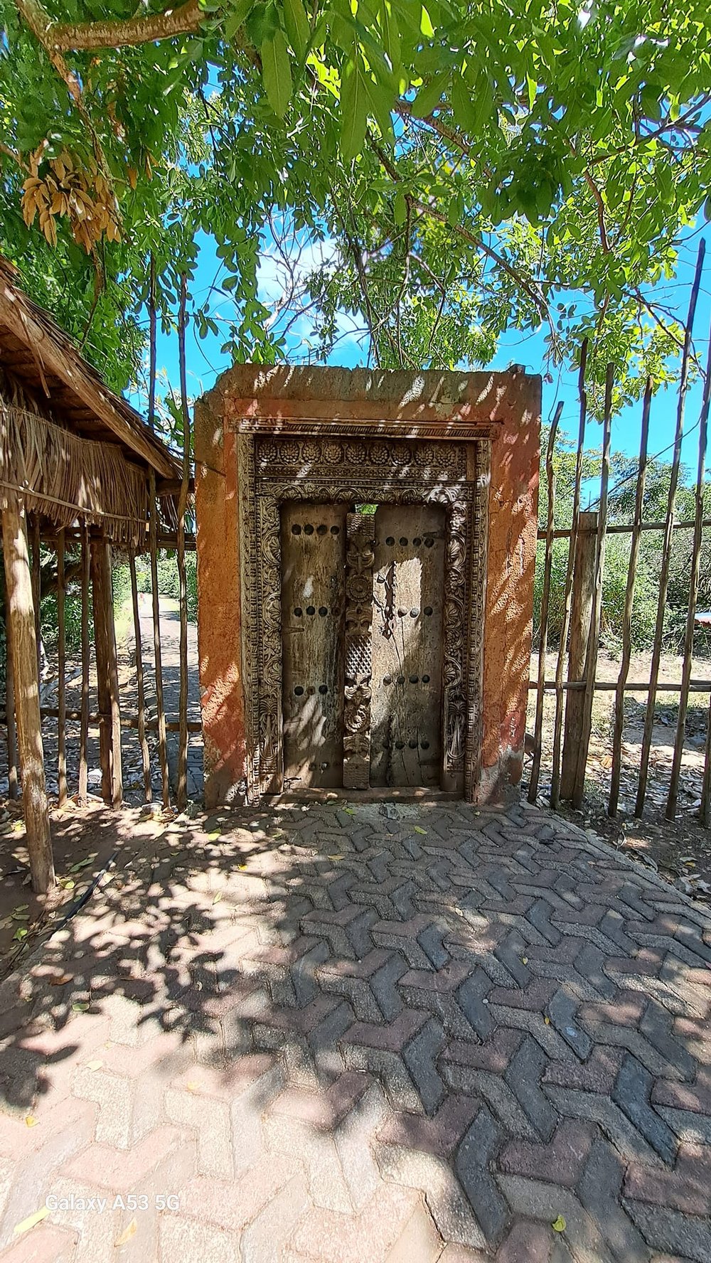 stonetone porte de la prison des esclaves.jpg